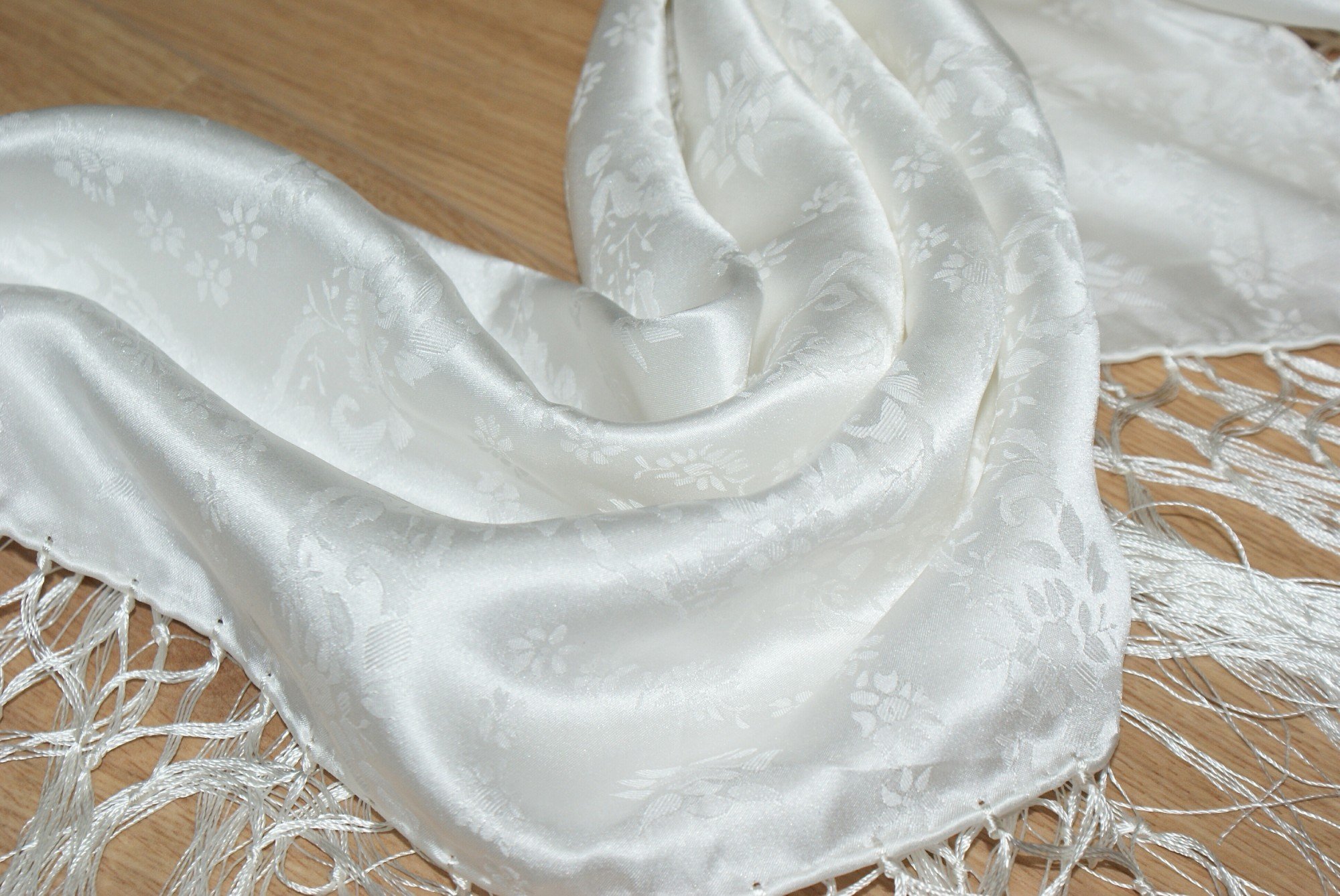 Trachten Mayr Seidentuch Dirndl-Trachtentuch Tuch weiß 75x75cm Dirndltuch Seide Fransentuch für Tracht Trachtenseidentuch mit Fransen Schultertuch Halstuch silk clouth hochwertigste Qualität!