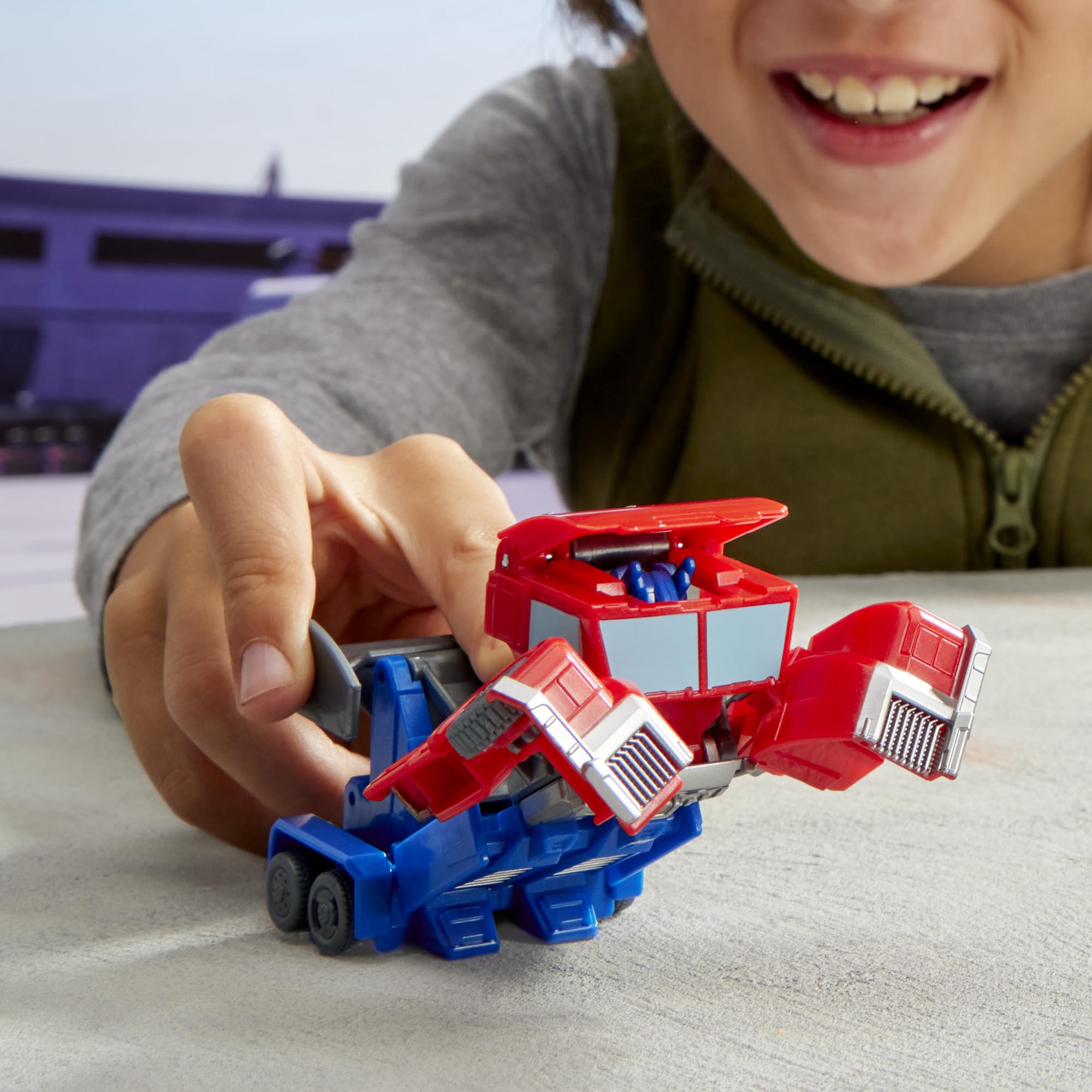 Figurka Optimusa Prime 1-Step Smash Changer z serialu "Transformers: Iskra Ziemi"