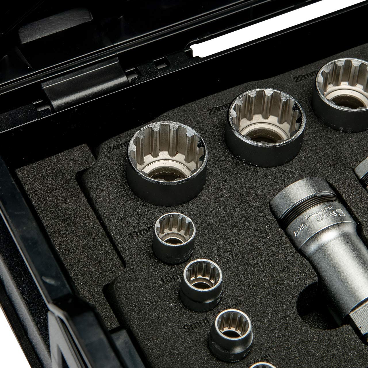 Werkzeugkoffer gefüllt mit Steckschlüsselsatz 1/4 + 3/8 + 1/2" Zoll Knarren und Ratschen | Bitsatz & Stecknuss Set für Fahrrad und KFZ Reparatur | Bestückter Profi Werkzeugkasten für Schrauber | WGB