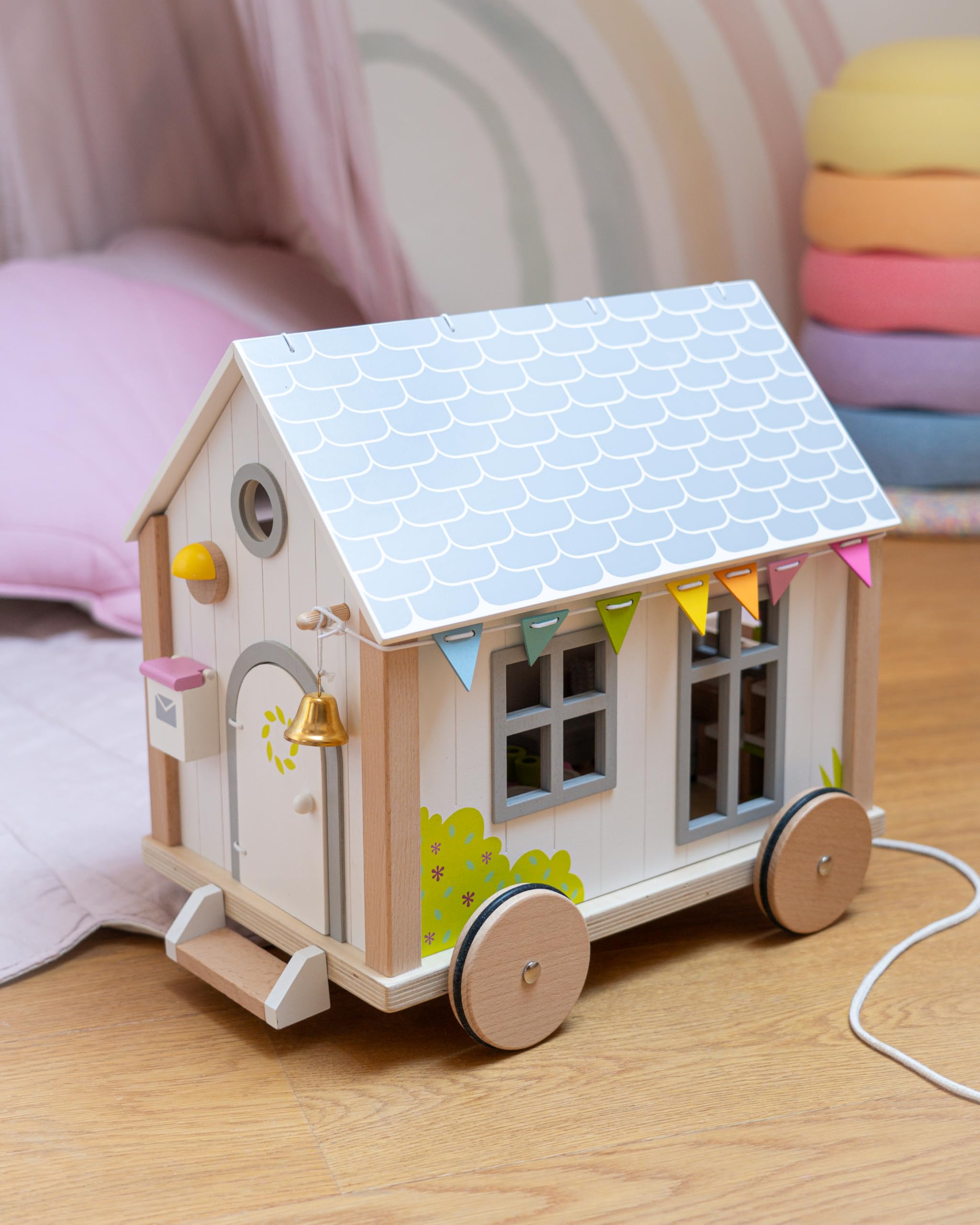 goki 51477 - Tiny House Hygge aus Holz und Textil für Mini-Puppen, Mobiles Puppenhaus im skandinavischen Stil, 38cm x 27cm x 33cm, 40er Set, ab 3 Jahre