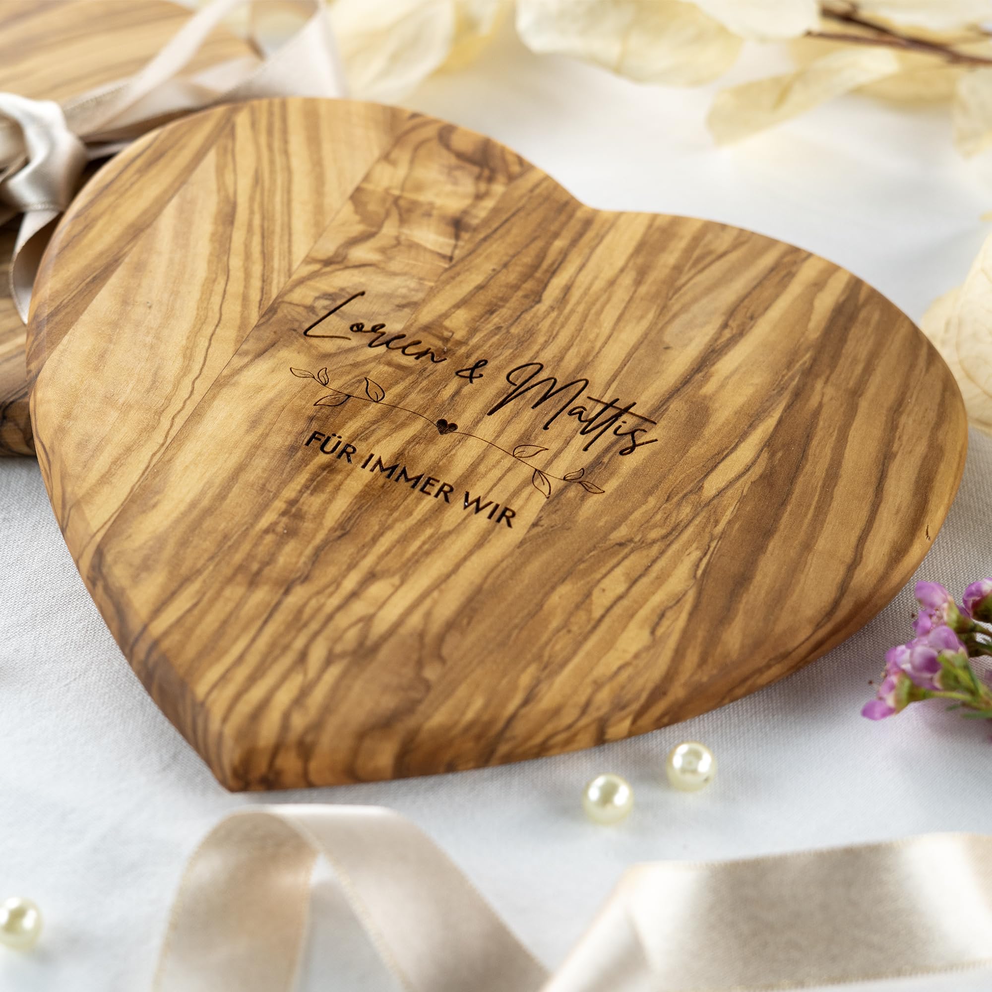 HOFMEISTER® Frühstücksbrett Herz personalisiert mit Gravur aus Olivenholz 21 cm – Wunschnamen, Initialen & Datum – Geschenk zur Hochzeit, Jahrestag oder Valentinstag