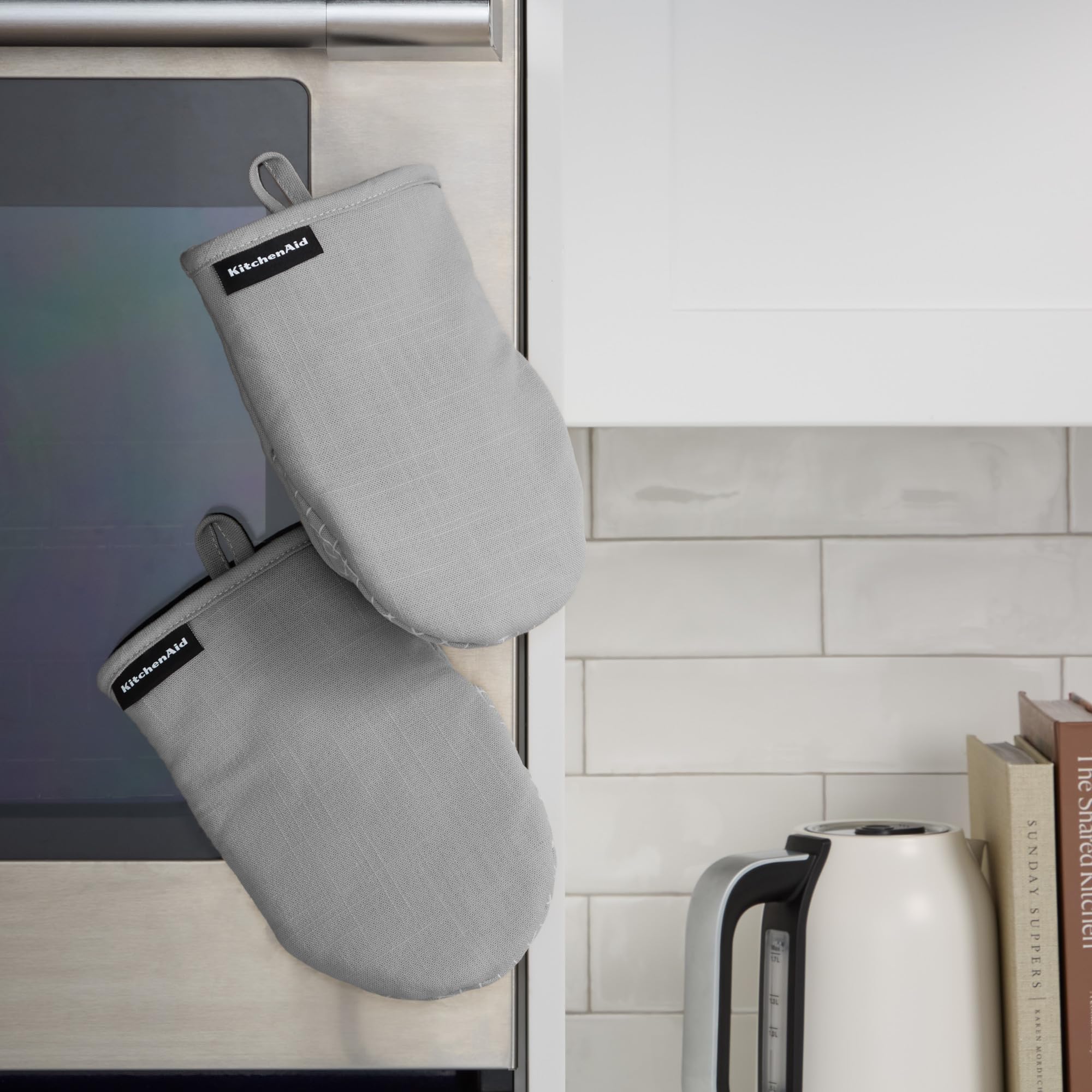 KITCHENAID Gourmet Series Gridlines - Set di 2 mini guanti da forno, resistenti al calore fino a 315,6 °C, impugnatura in morbido silicone, polsino magnetico, grigio opaco, 14 x 22,9 cm