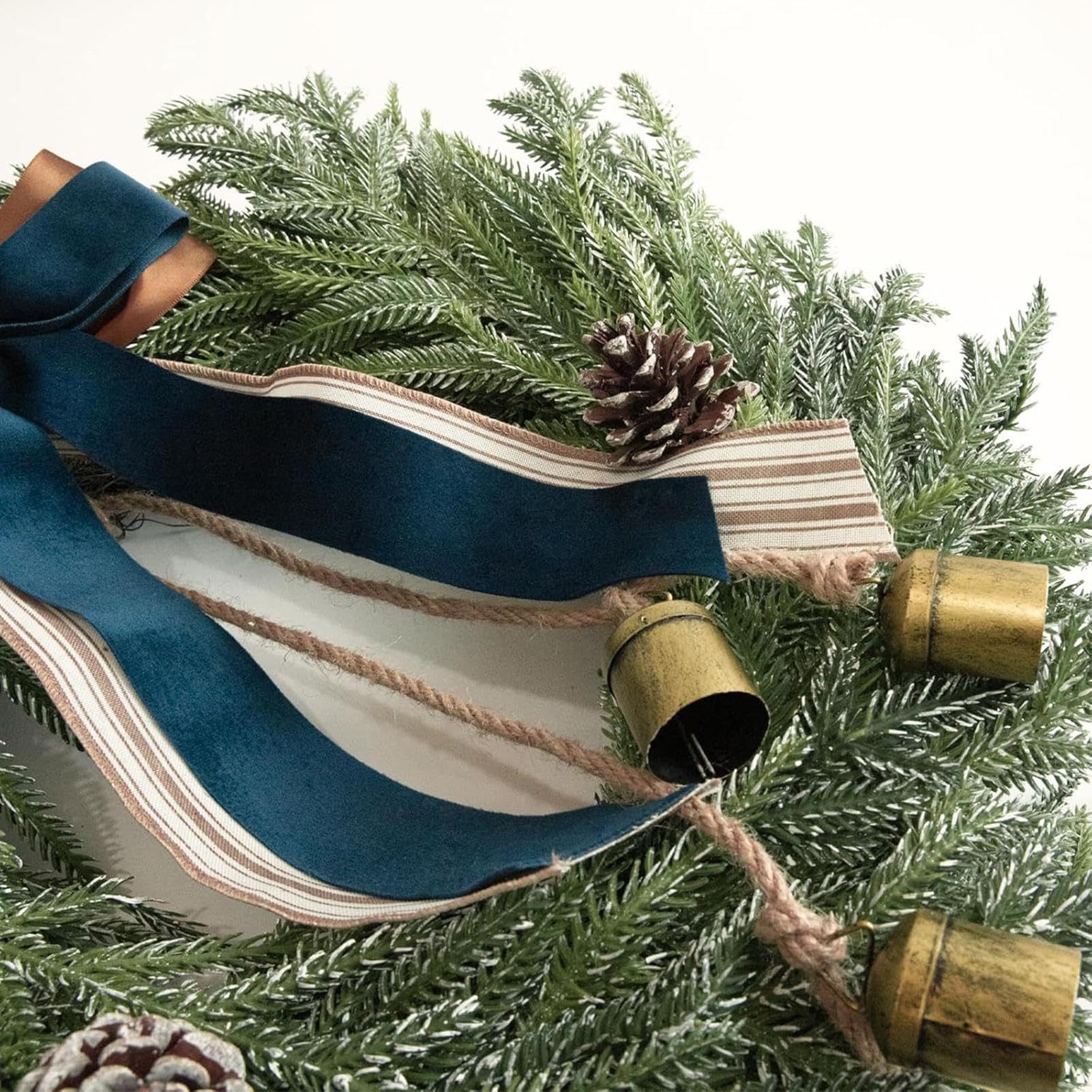 Künstlicher Kiefernkranz, Weihnachtsgirlande, Dekoration, Outdoor-Urlaubsdekoration, dekorativer Glockenkranz mit Schleifenband, Weihnachtsdekoration, Girlanden für Kinder, Erwachsene, Familie