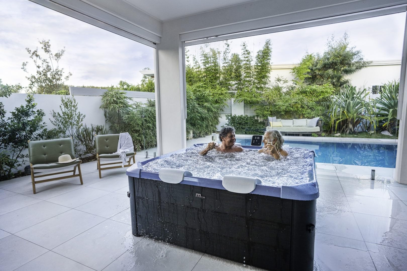 MSPA Oslo Saphire - 160 x 160 x 65 cm - Gonflable d'extérieur pour 6 Personnes avec 120 Jets de Massage, 8 Jets Hydro-Chauffage, Chauffage PTC, LED, désinfection à l'ozone et