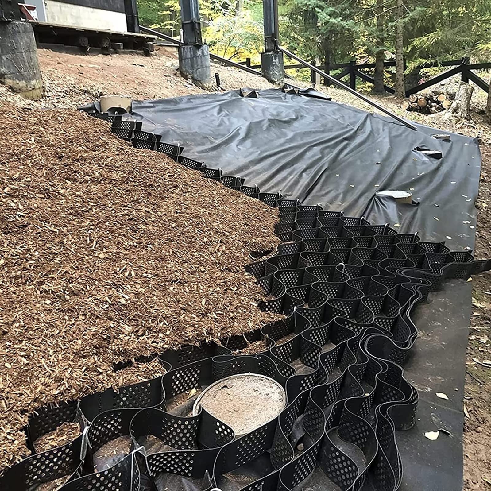 Grille alvéolaire pour allées extérieures pour stopper la boue sous l'abri de jardin et terrasse