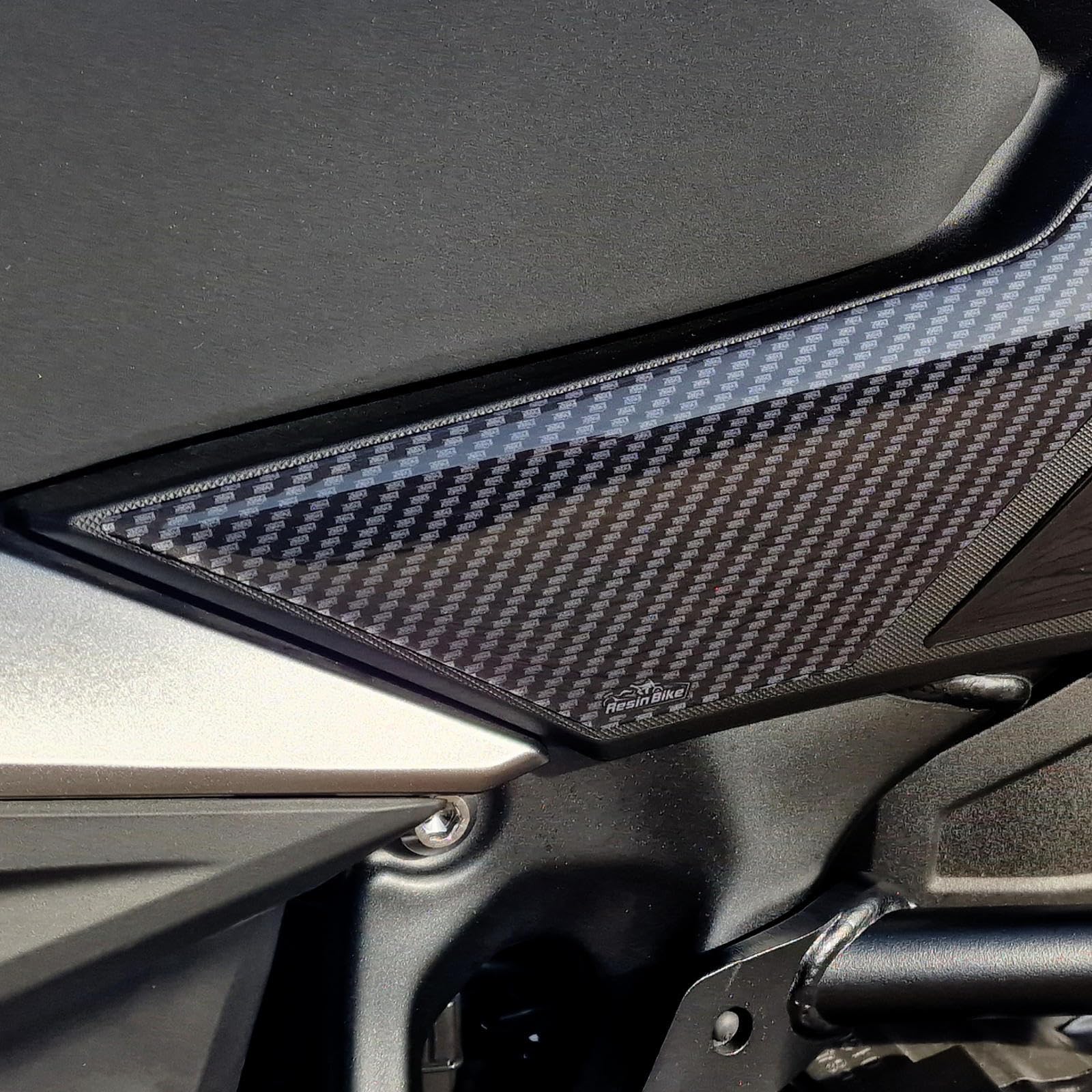 Resin Bike Autocollant Moto Compatibles avec Honda NT 1100 2020-2024. Protections Latérales de Réservoir Contre Les Chocs et Les Éraflures. Autocollant 3D Résinés Made in Italy