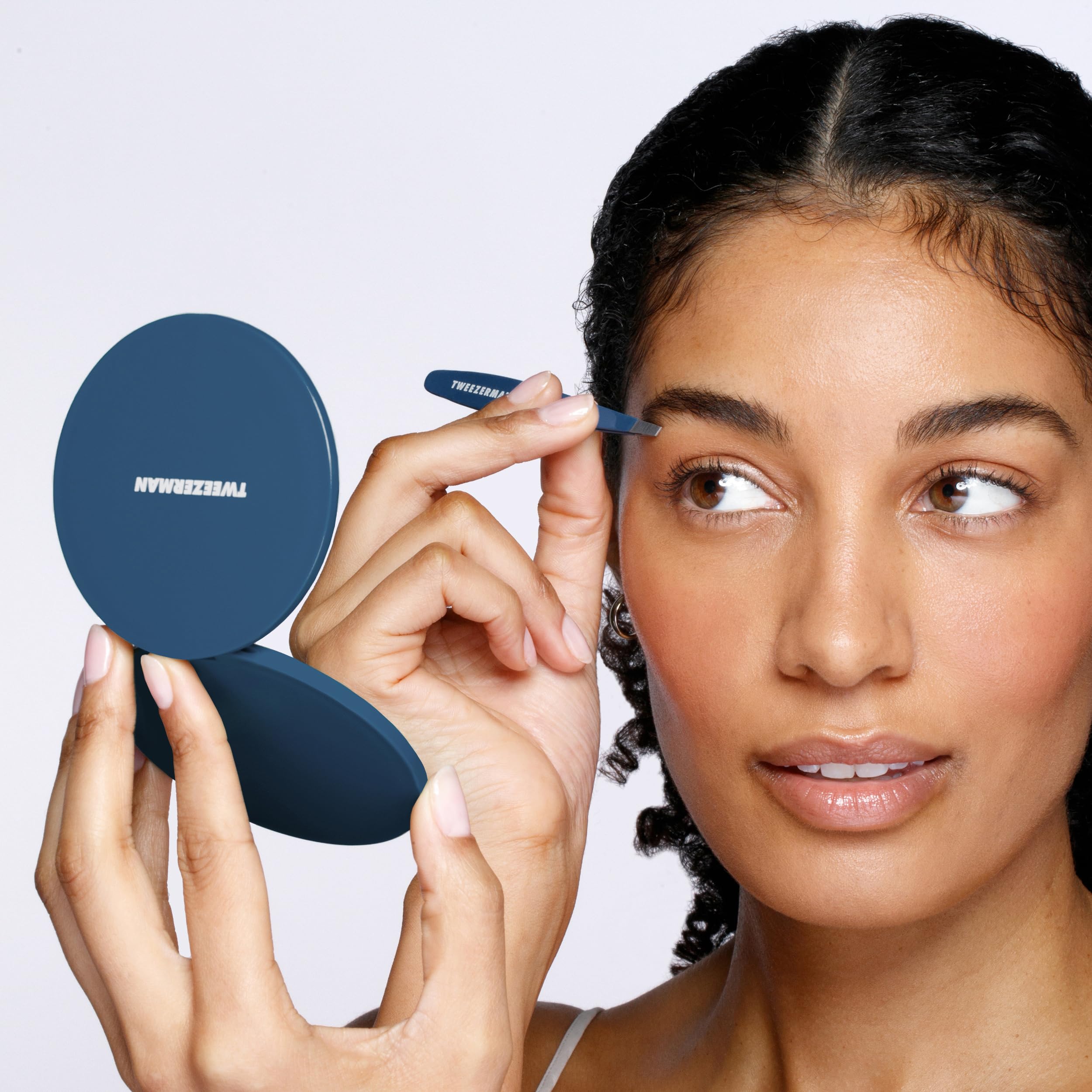 Tweezerman Juego de cejas y aseo – Espejo compacto, pinzas inclinadas y pinzas de viaje para mujeres y hombres