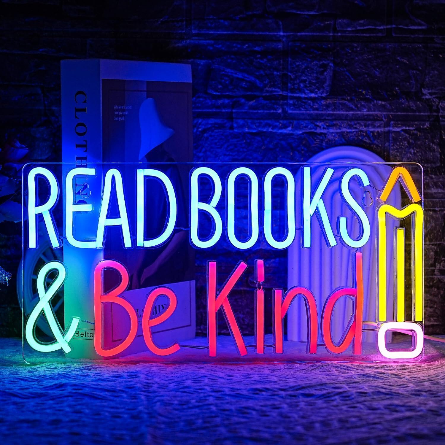 Neonreklame im Klassenzimmer mit der Aufschrift „Bücher lesen und