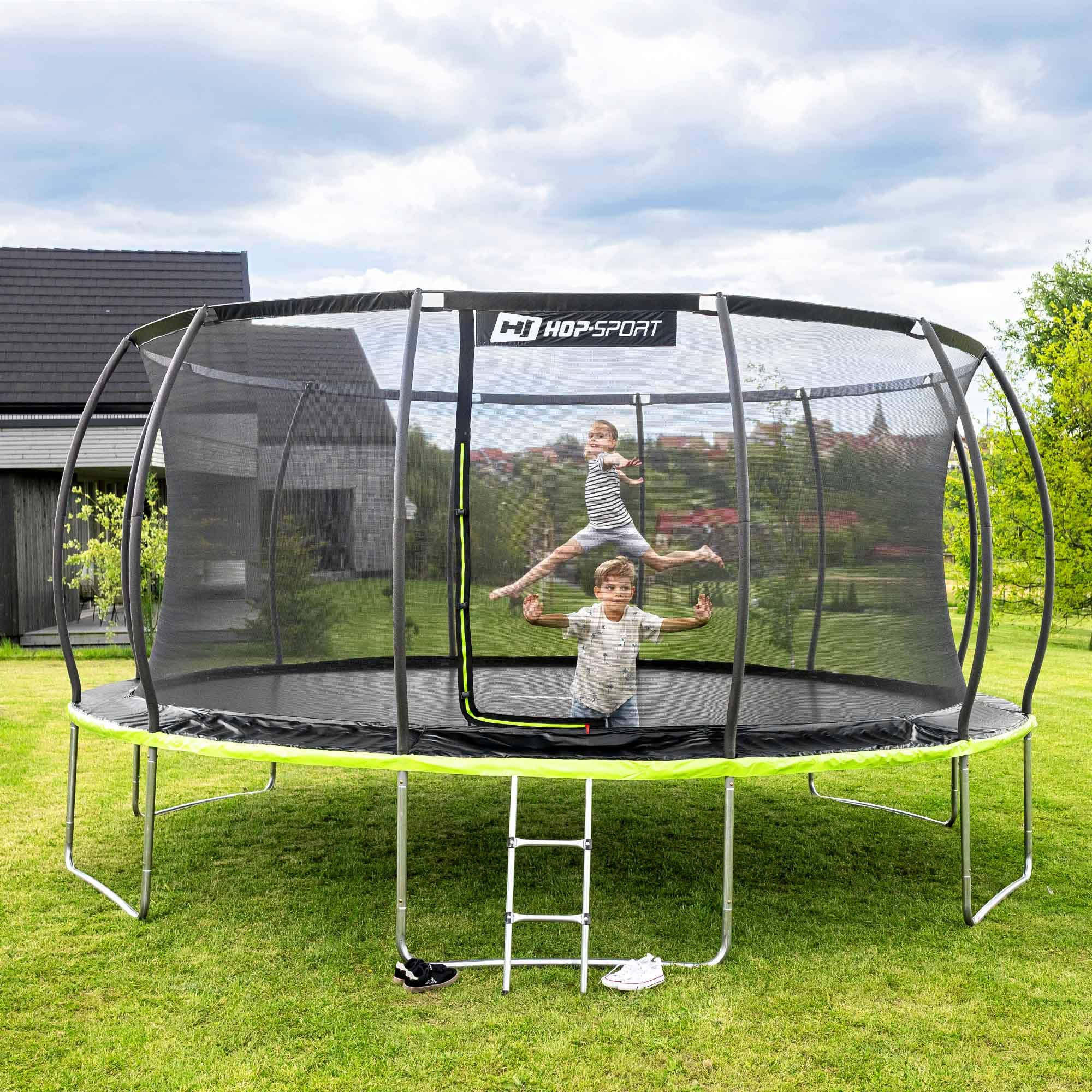 Hop-Sport Trampolin Outdoor - Ø 244/305/366/427/488 cm - Trampolin mit innenliegenden Sicherheitsnetz, gebogenen Netzstangen und Sicherheitszertifikaten - Komplettset mit Leiter Randabdeckung
