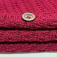 Vista 4 de Falda de árbol de Navidad de punto acanalado de 36 pulgadas con botones de roble, borgoña