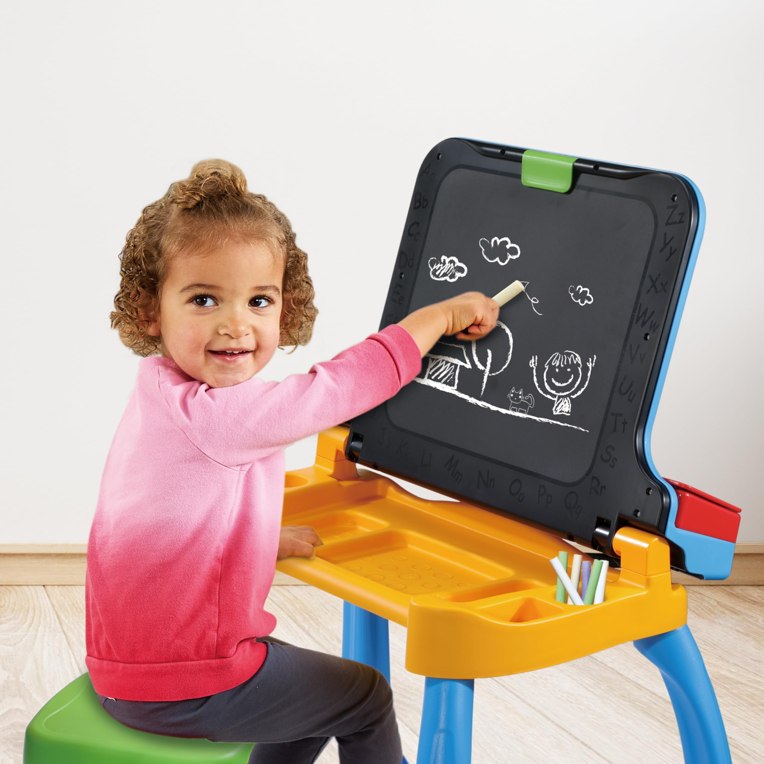 VTech - Magi Bureau Interactif et Musical 6 en 1 - Bureau Enfant avec Tabouret - Table de Jeux Éducative, Chevalet à Dessin et Tableau Noir à Craie - Cadeau Enfant Dès 3 Ans - Contenu en Français