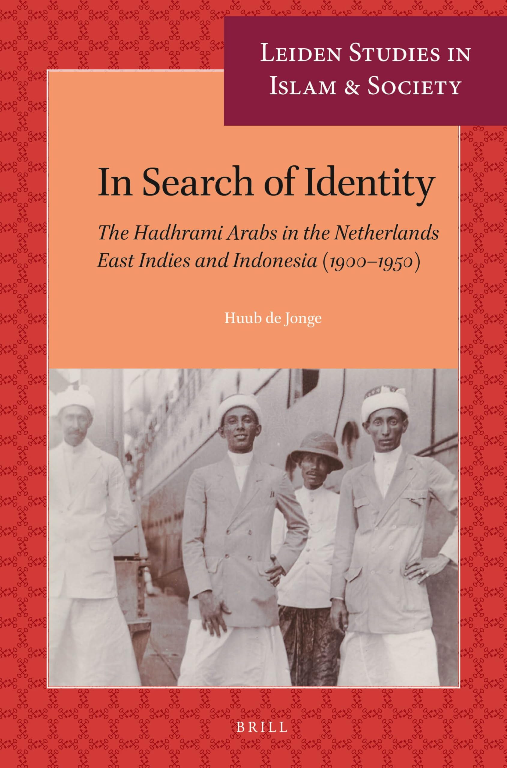 In Search of Identity: The Hadhrami Arabs in the Netherlands East Indies and Indonesia (1900-1950): 14 (Leiden Studies in Islam and Society, 14)
