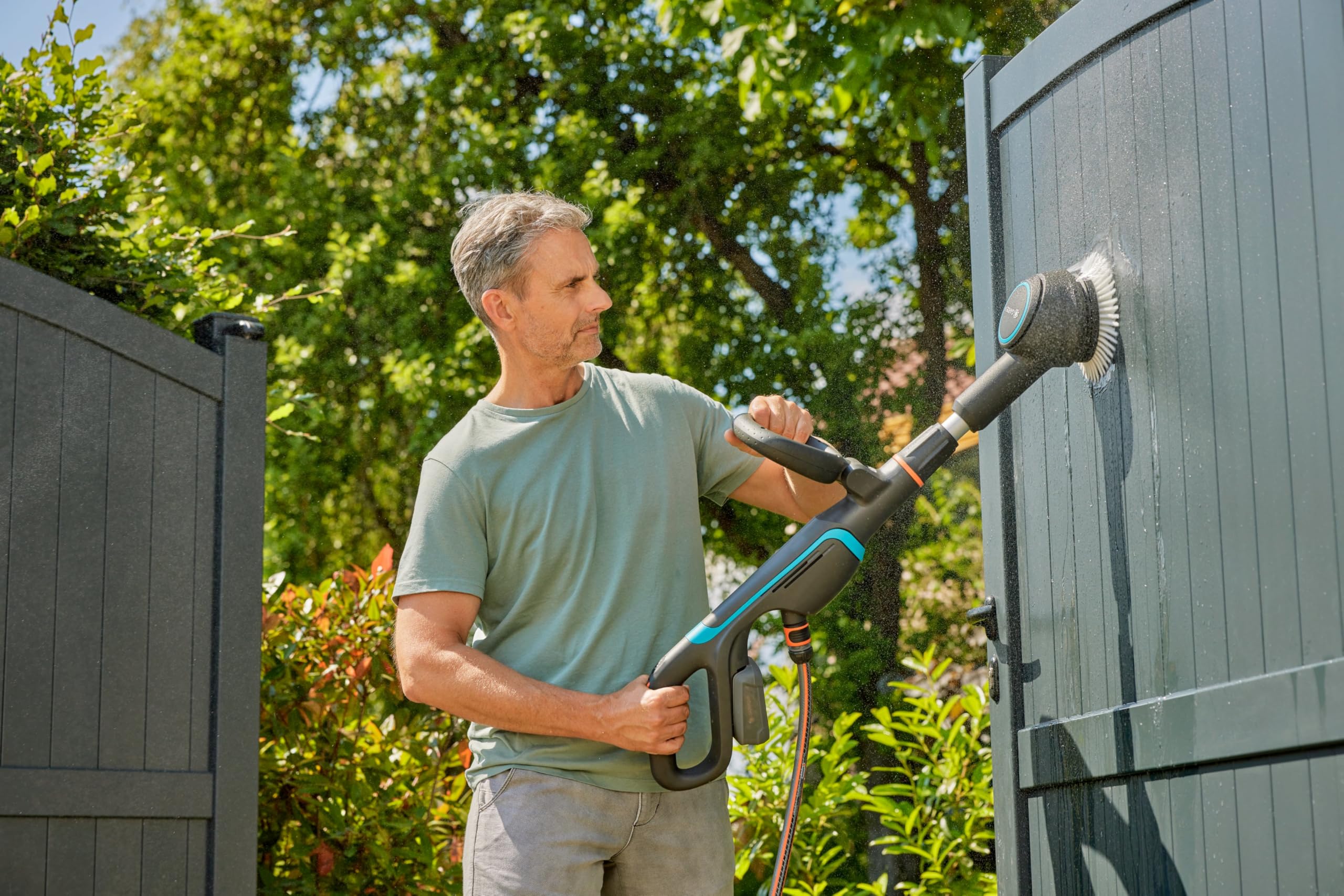 Gardena Limpiador AquaBrush a batería Compact 02/18V P4A Solo: Exterior, Funcionamiento con un Solo Toque, Limpieza Vertical, Ergonómico y Ajustable, Sin Cable (14840-55)