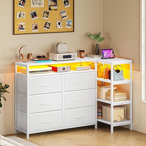 Miniatura 4 de BTHFST Mueble de TV para dormitorio con tomas de corriente y luces LED para TV de 60 pulgadas, centro de entretenimiento en forma de L Blanco,Marrón