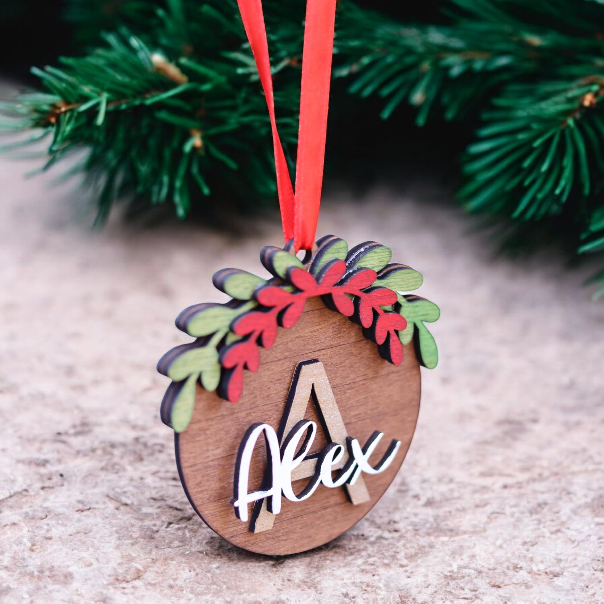 Personalisierte Weihnachtsdekoration aus Holz: individueller Name, handbemalt (6)