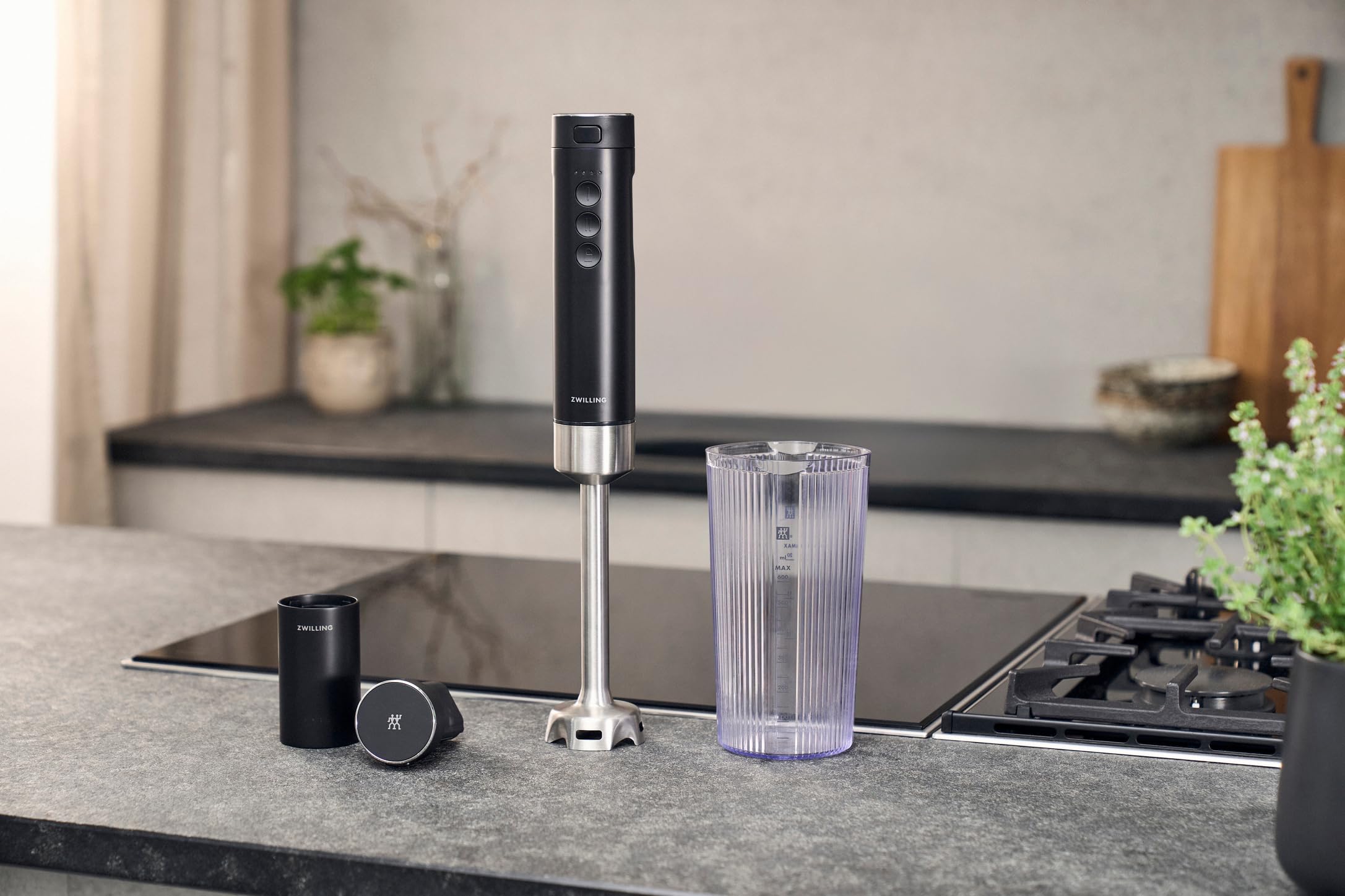 ZWILLING XTEND Kabelloser Stabmixer, Starterset mit Akku & Ladestation, BLDC-Motor, 110 Watt, inkl. Mixbecher, schwarz