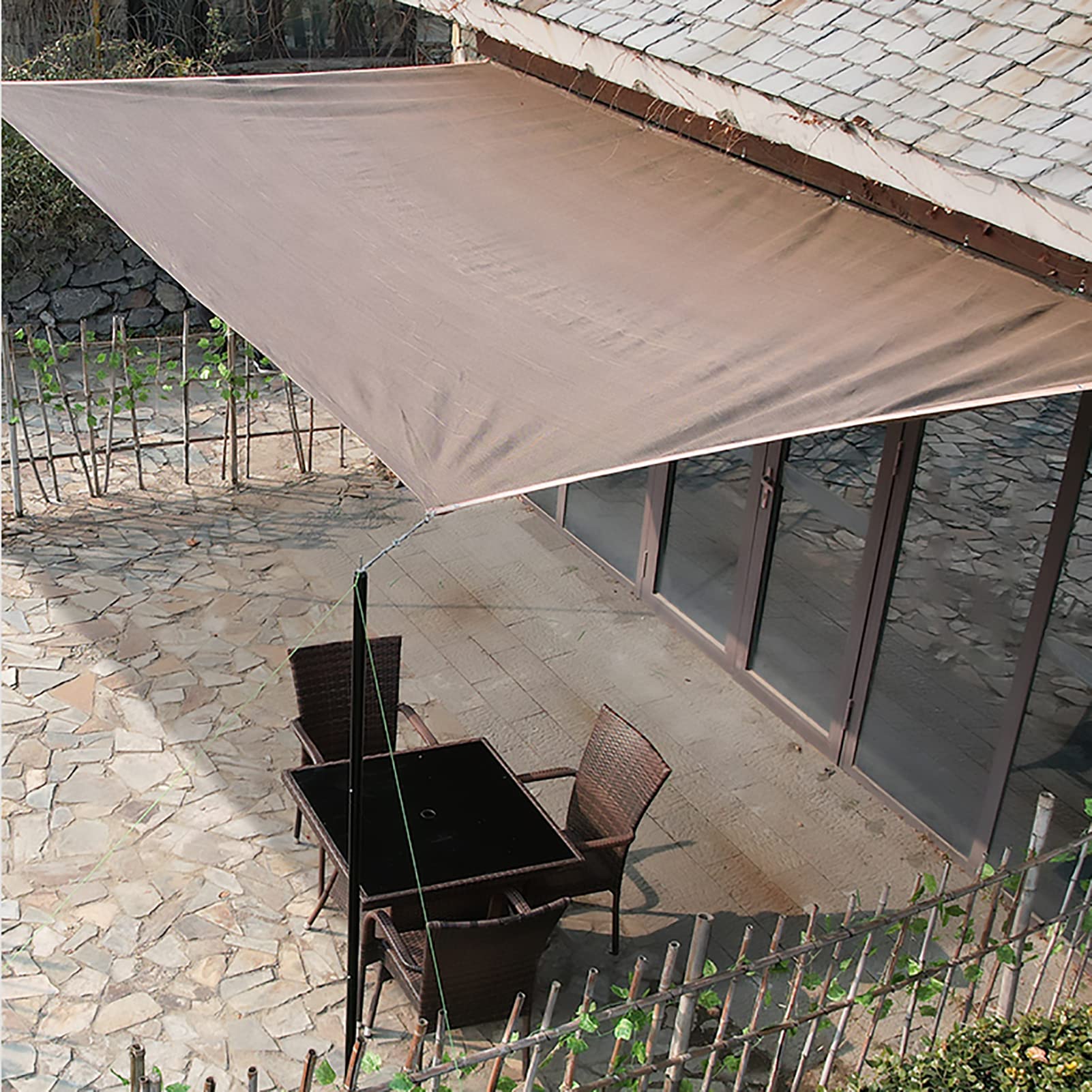 Voile d'ombrage pour serre et jardin pour créer un espace frais en été
