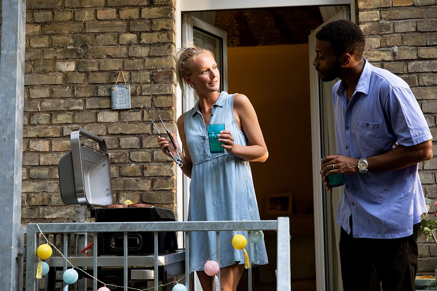 Campingaz Attitude2go, Barbecue da Tavolo a Basso Fumo, Portatile, con Coperchio, termometro, griglia in ghisa, Alimentazione: bombola di Gas R907, Grigio Campingaz Attitude2go, Barbecue da Tavolo a Basso Fumo, Portatile, con Coperchio, termometro, griglia in ghisa, Alimentazione: bombola di Gas R907, Grigio