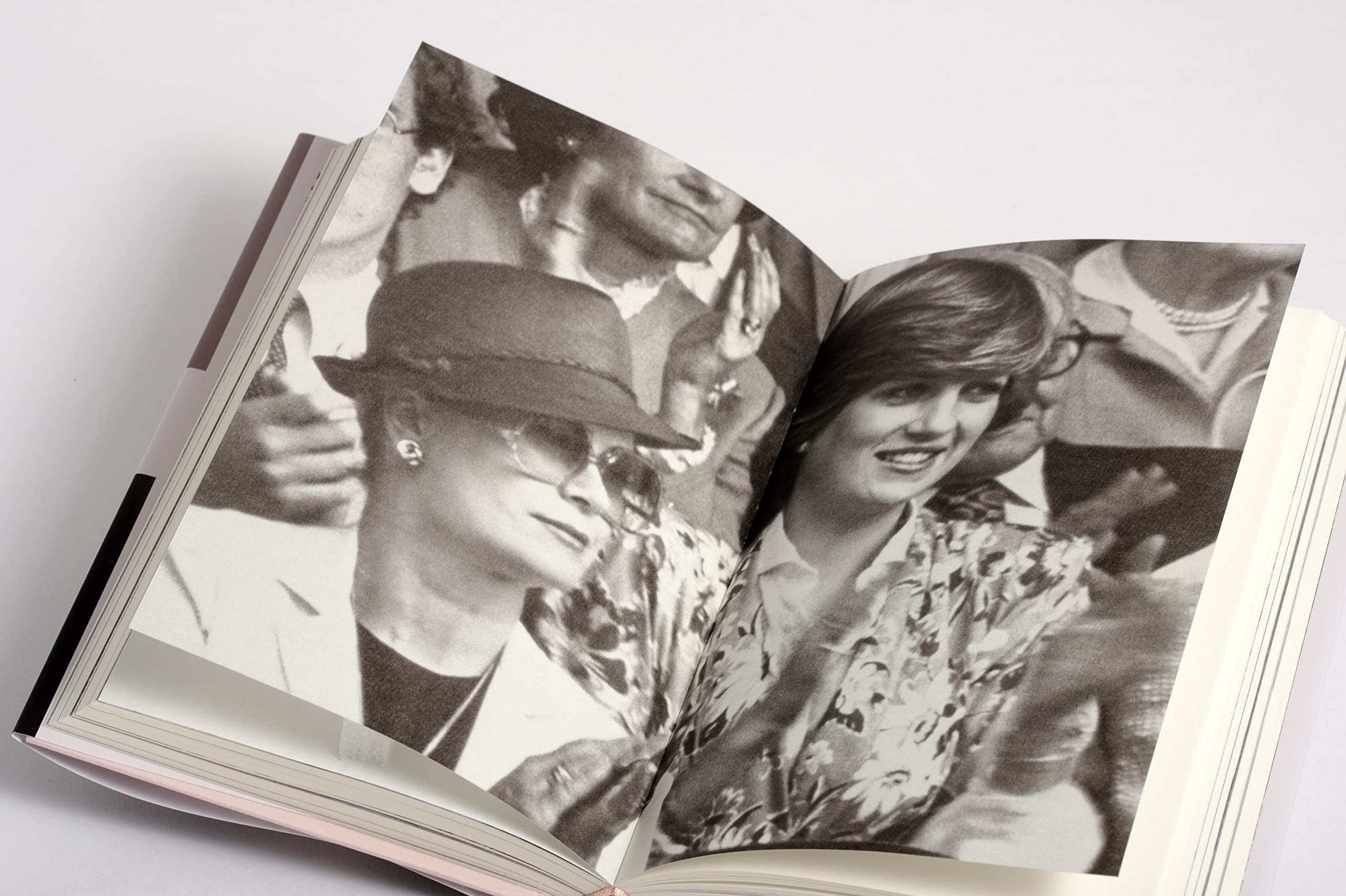Grace Kelly und Diana Spencer: Zwei Frauen. Zwei Leben. Ein Schicksal - Erstmals veröffentlicht: neue Briefe und Dokumente über die unbekannte Freundschaft – Mit drei Farbbildteilen und über 60 Fotos