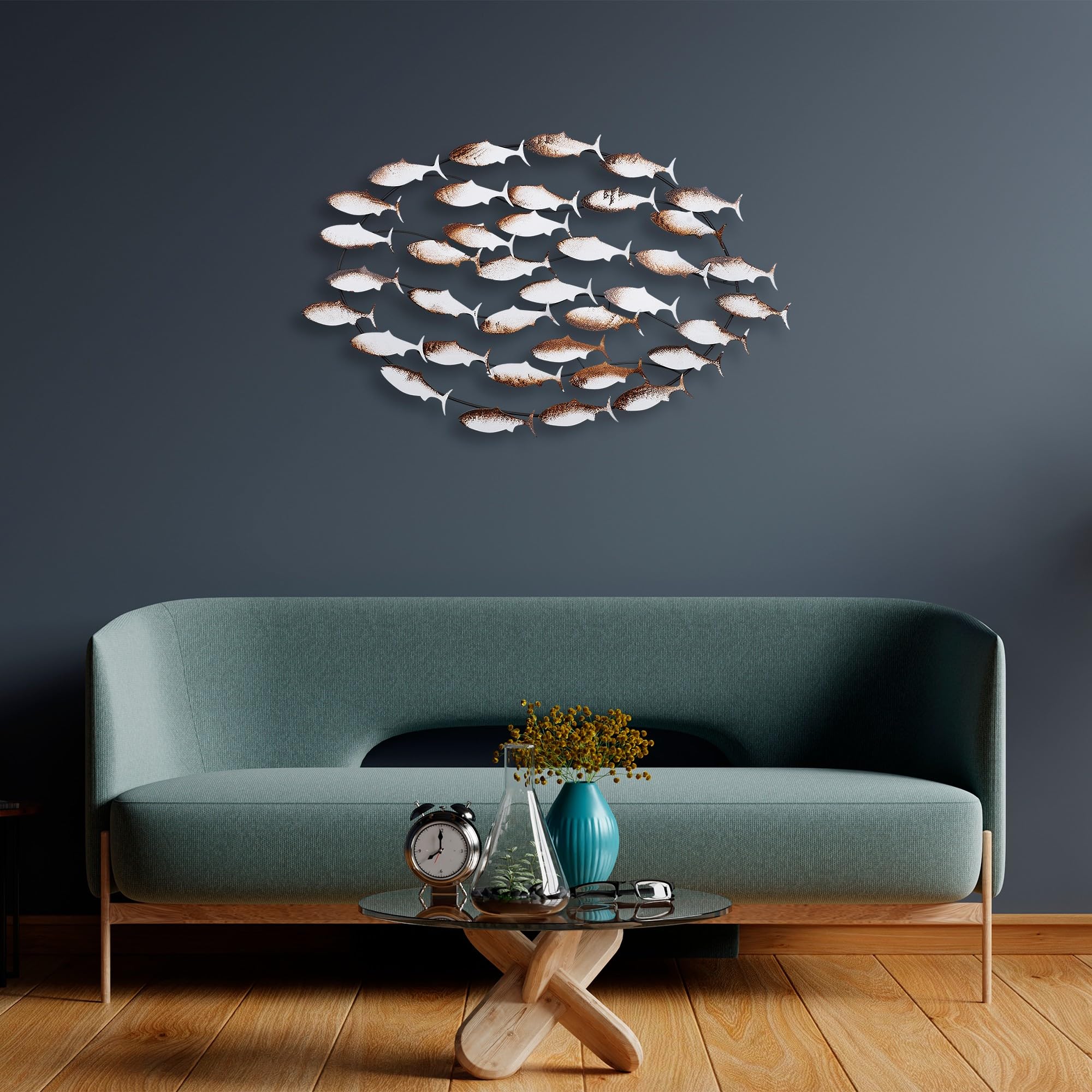 Décoration murale en métal pour rompre la monotonie d'un mur blanc vide