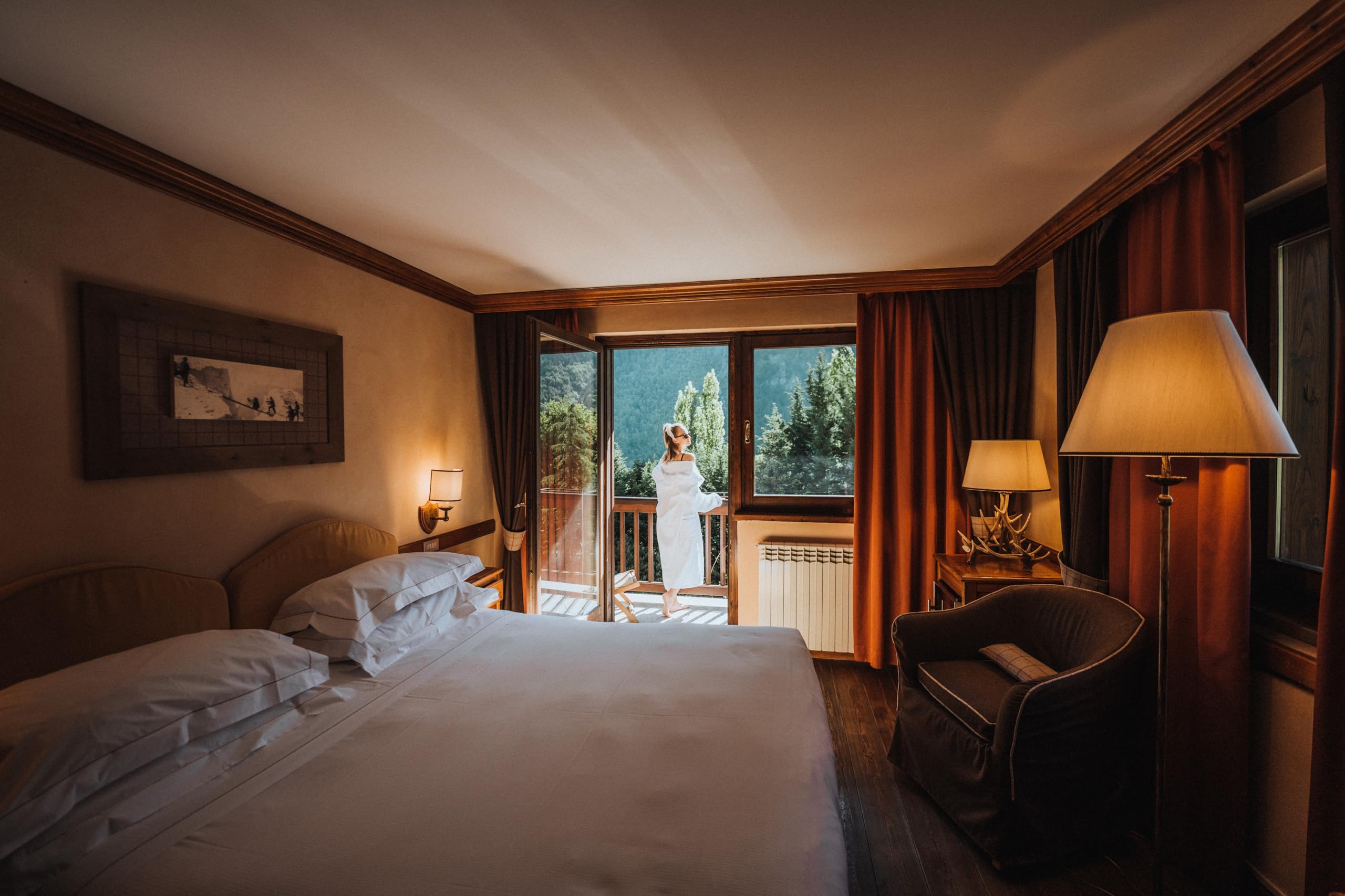 QC TERME SOGGIORNO GUSTO DI BENESSERE, Una Notte con Ingresso al Percorso Benessere e Cena per Due Persone, Valido 24 Mesi, Esperienza Benessere in Elegante Cofanetto Regalo