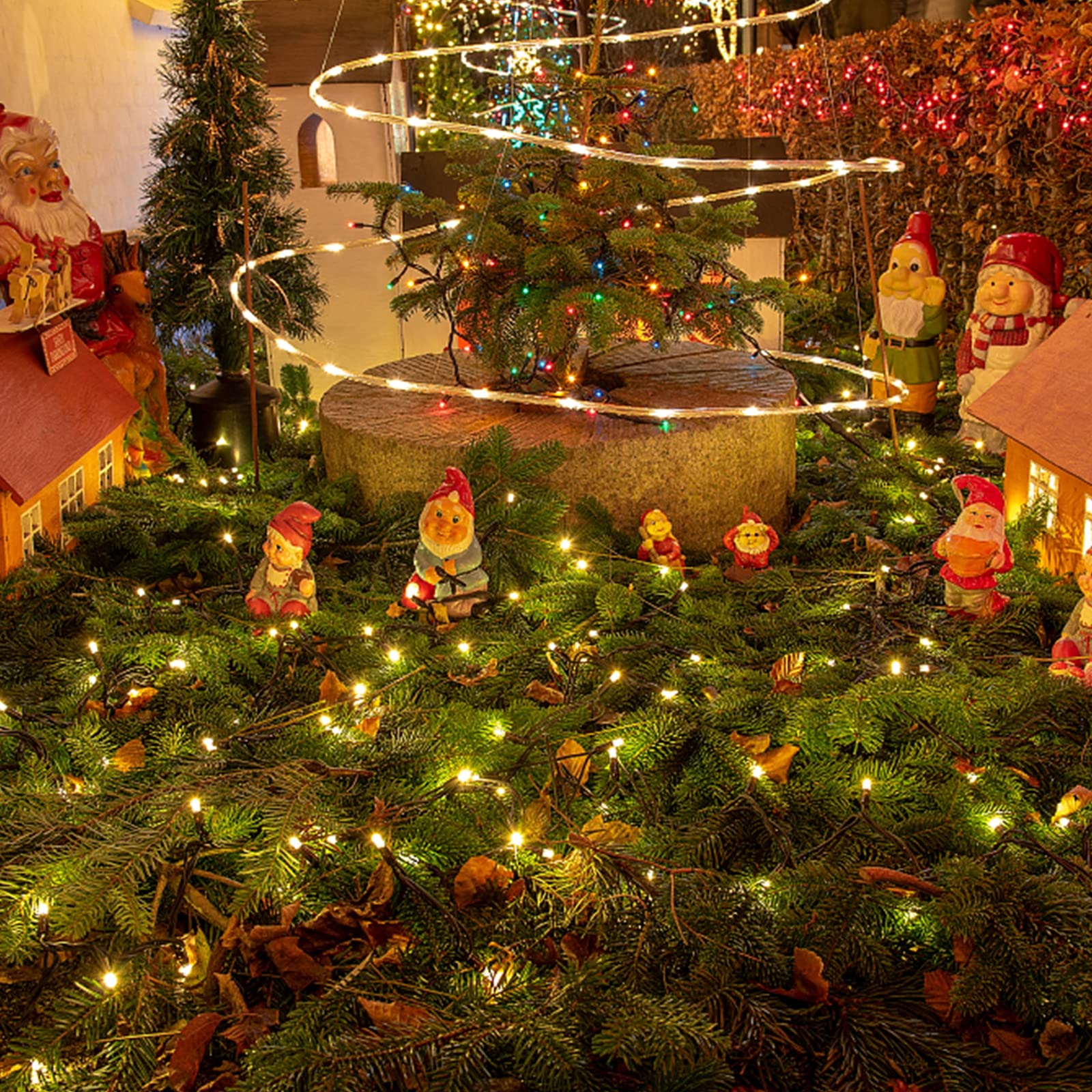MAGOTAN 33ft 100LED Christmas Lights With Timer & 8 Modes, Battery Operated, Indoor Outdoor Wreath Christ