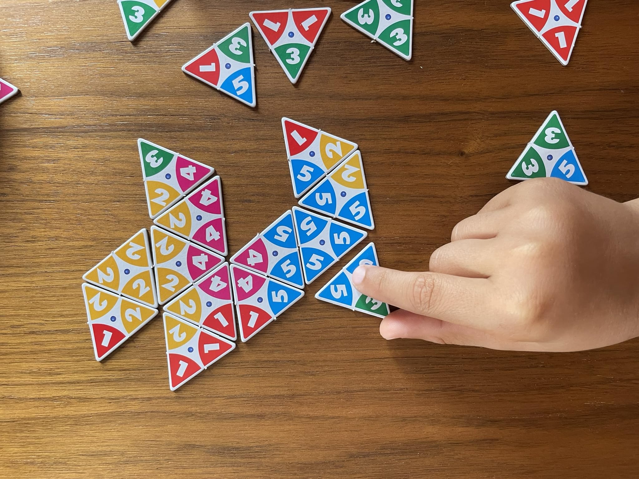 Goliath - TRIOMINOS JUNIOR Travel - Ewolucyjna gra Domino - Gra edukacyjna dla dzieci od 4 lat - 3-stronne Domino - Nauka kolorów, liczb i obliczeń - 1 do 4 graczy - 20 min