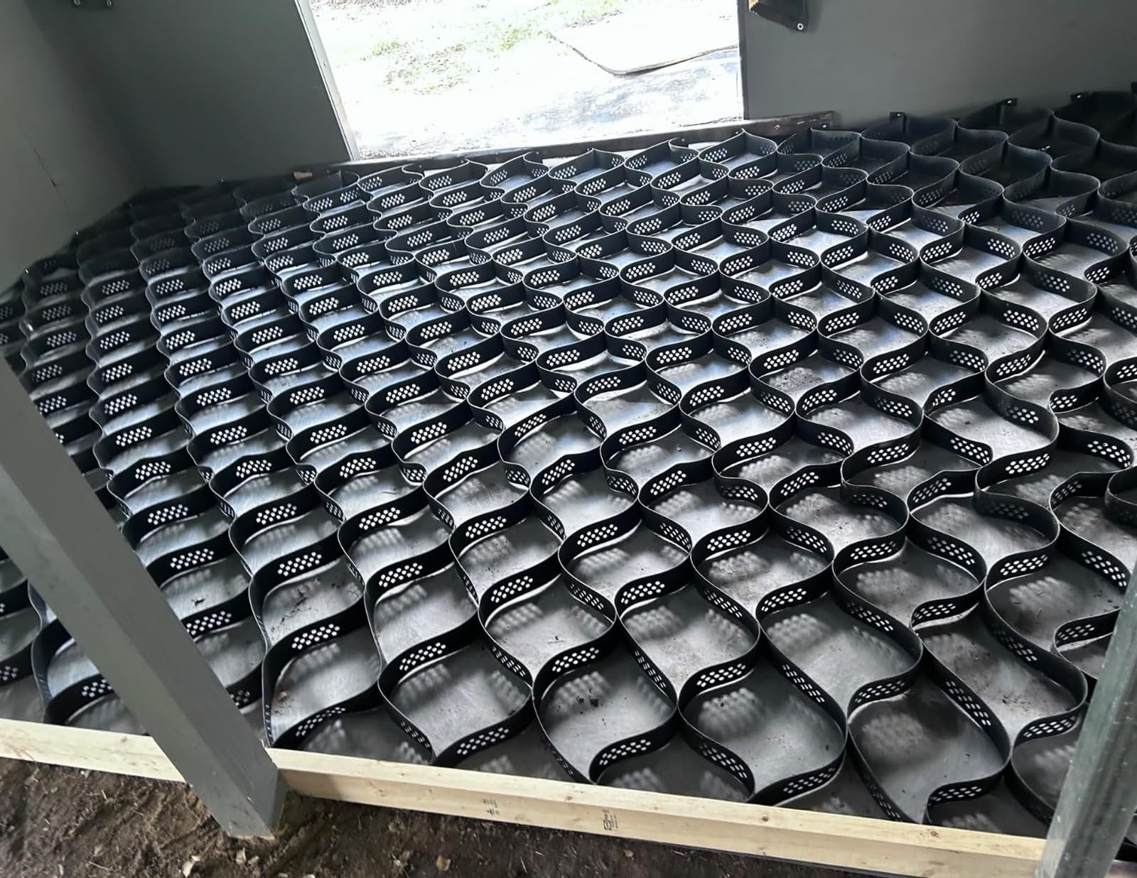 Dalle de stabilisation contre la boue pour élevage équin et base d'abri de jardin