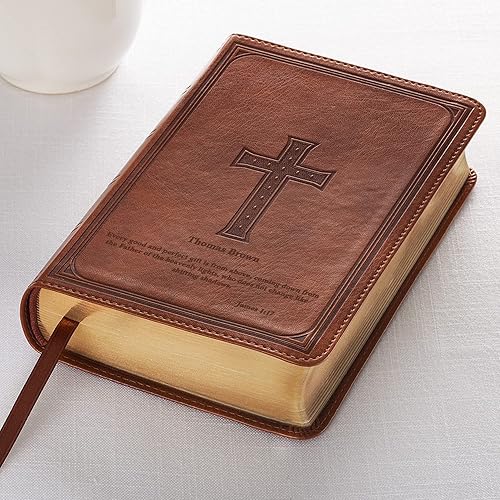 Miniatura 8 de Biblia compacta personalizada con impresión grande KJV de piel sintética Holy Bible Nombre personalizado, 3 filas de texto y versículos con reflejos