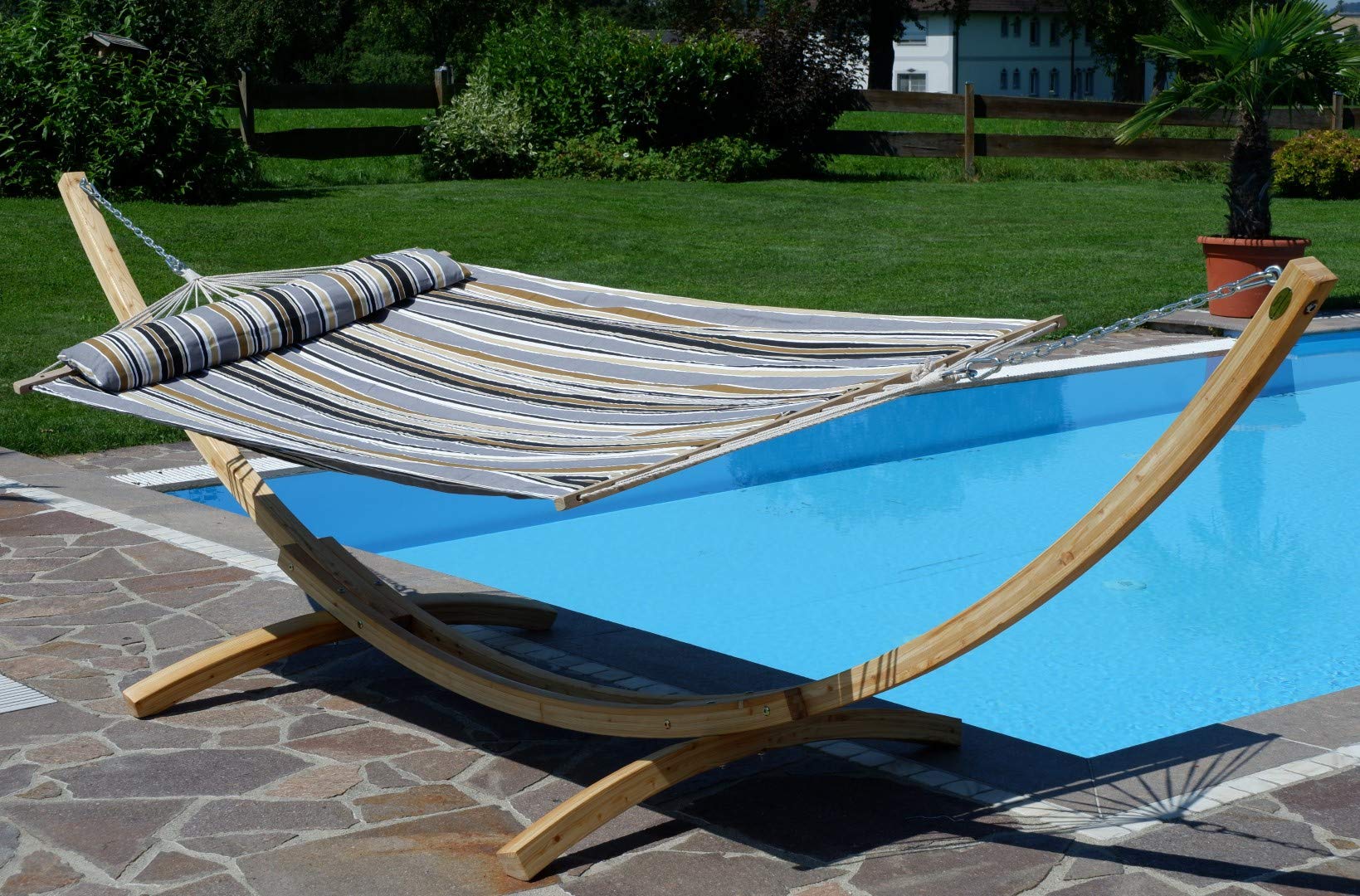 ALEOS. 400cm XXL Hängemattengestell Gestell aus Holz Lärche hell mit Stab Hängematte gefüttert mit Kopfkissen Grau gestreift 120x200 cm