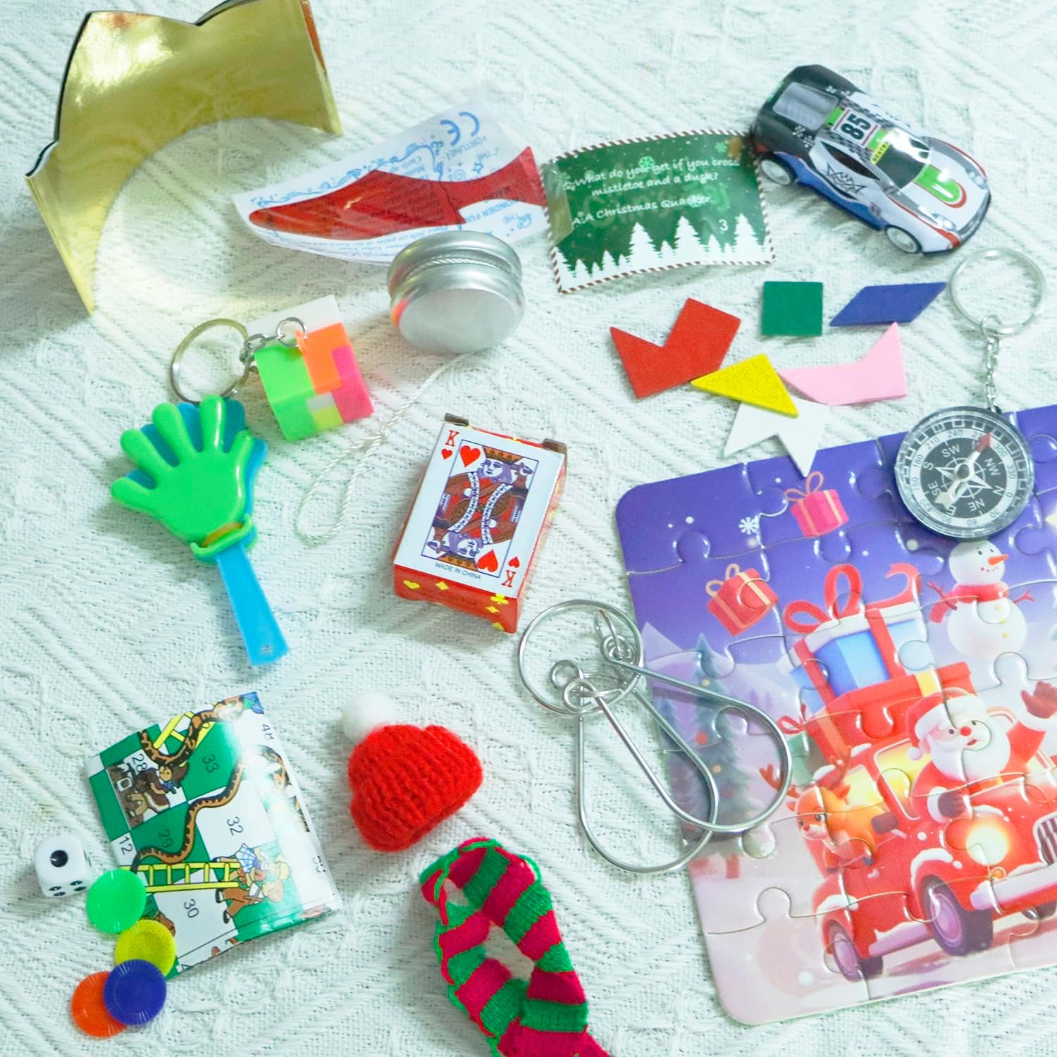 Christmas Party Favors No Snap Party Table Favor with Hats, Joke and Gifts Inside, Christmas Crackers with Gifts Xmas Holiday Dinner Tradition Party Supplies