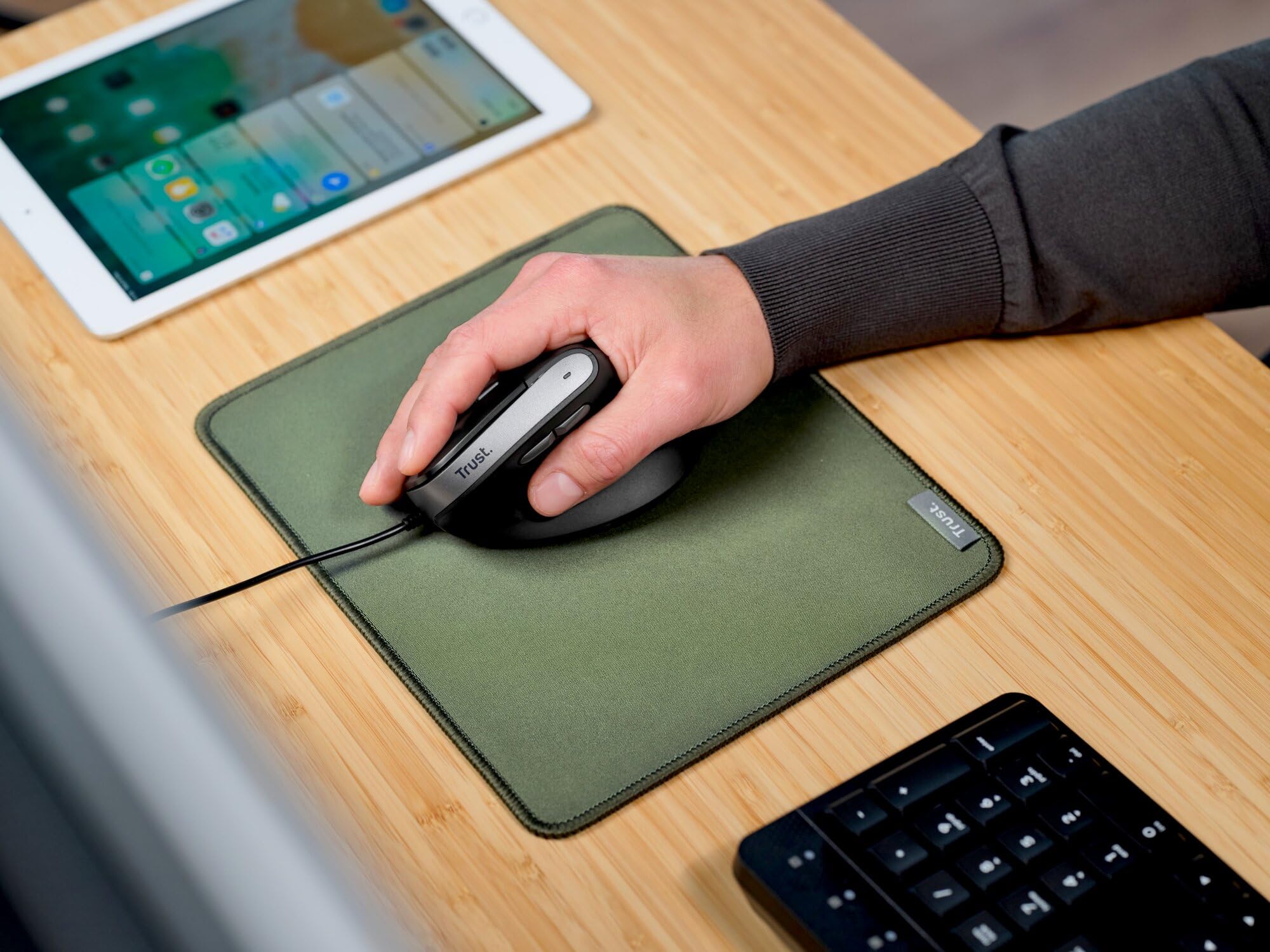 Trust Yuno ergonomiczna mysz przewodowa USB, myszka pionowa, czarna | dla osób praworęcznych, 800-2400 DPI, kabel 150 cm, sensor optyczny, 6 przycisków, 60% plastiku z recyklingu