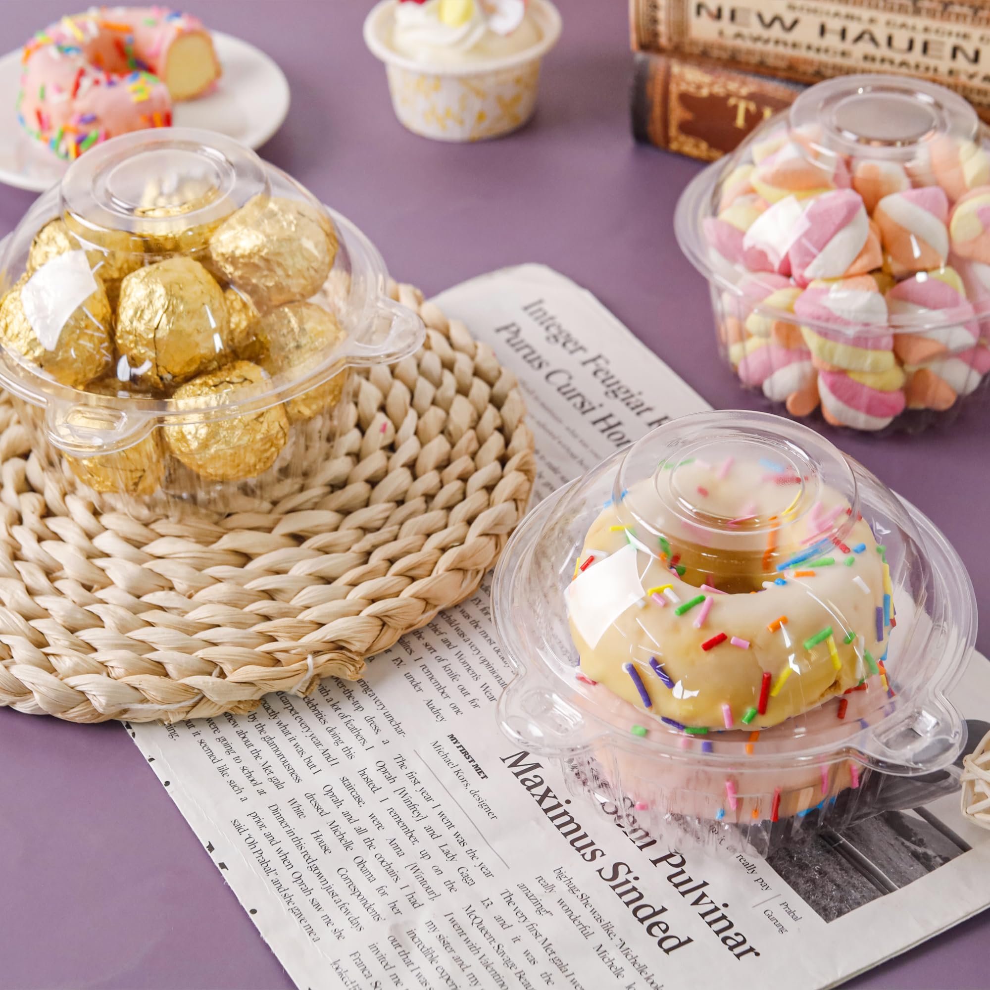 Paquete de 50 recipientes individuales para cupcakes, soportes de plástico para magdalenas, recipientes para muffins de cúpula profunda 7