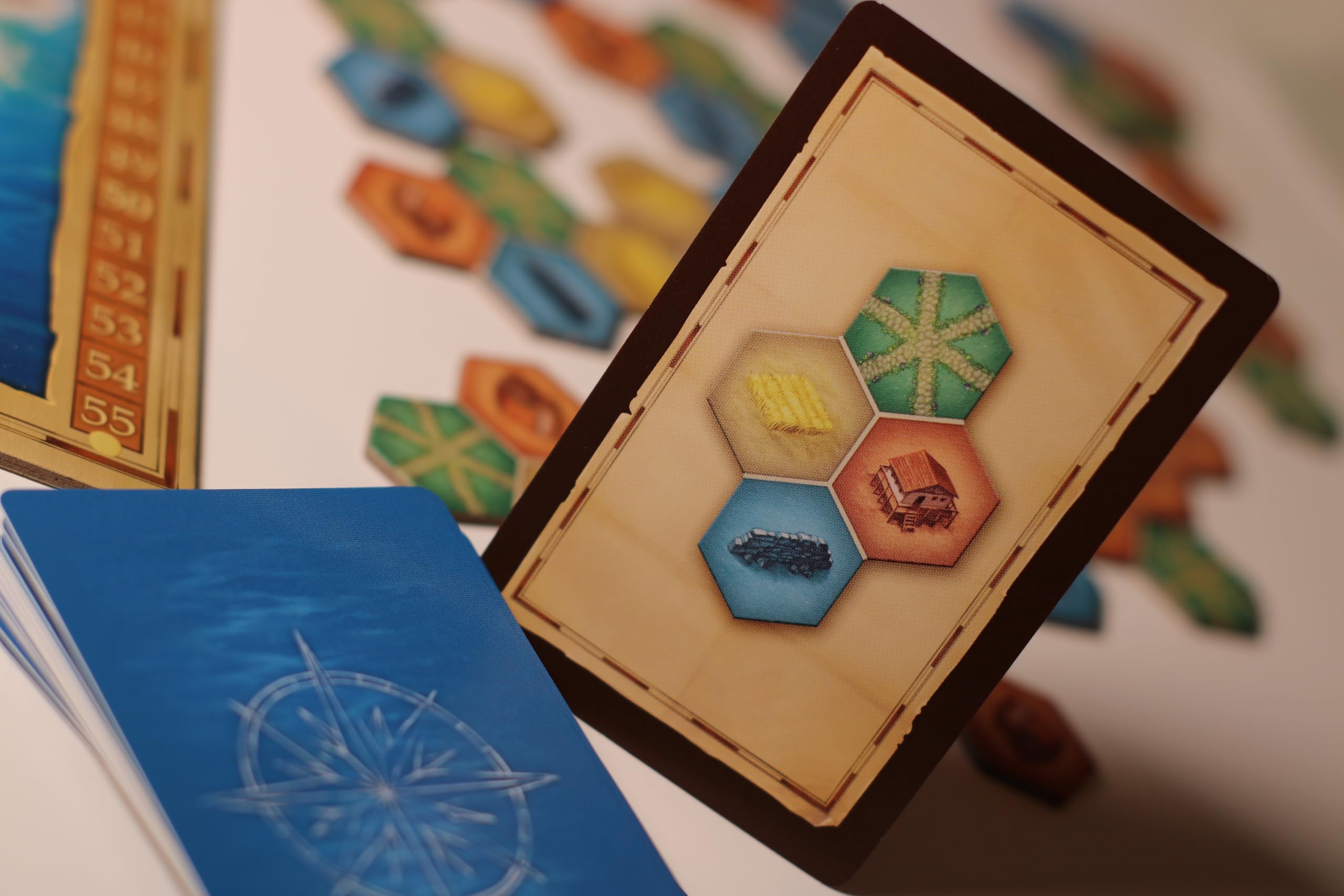 IELLO My Island – Jeu de Société Legacy & Pose de Tuiles – Construisez et Explorez Votre Île en 24 Épisodes – Stratégie & Famille – 2-4 Joueurs | 30 Min | Dès 10 Ans