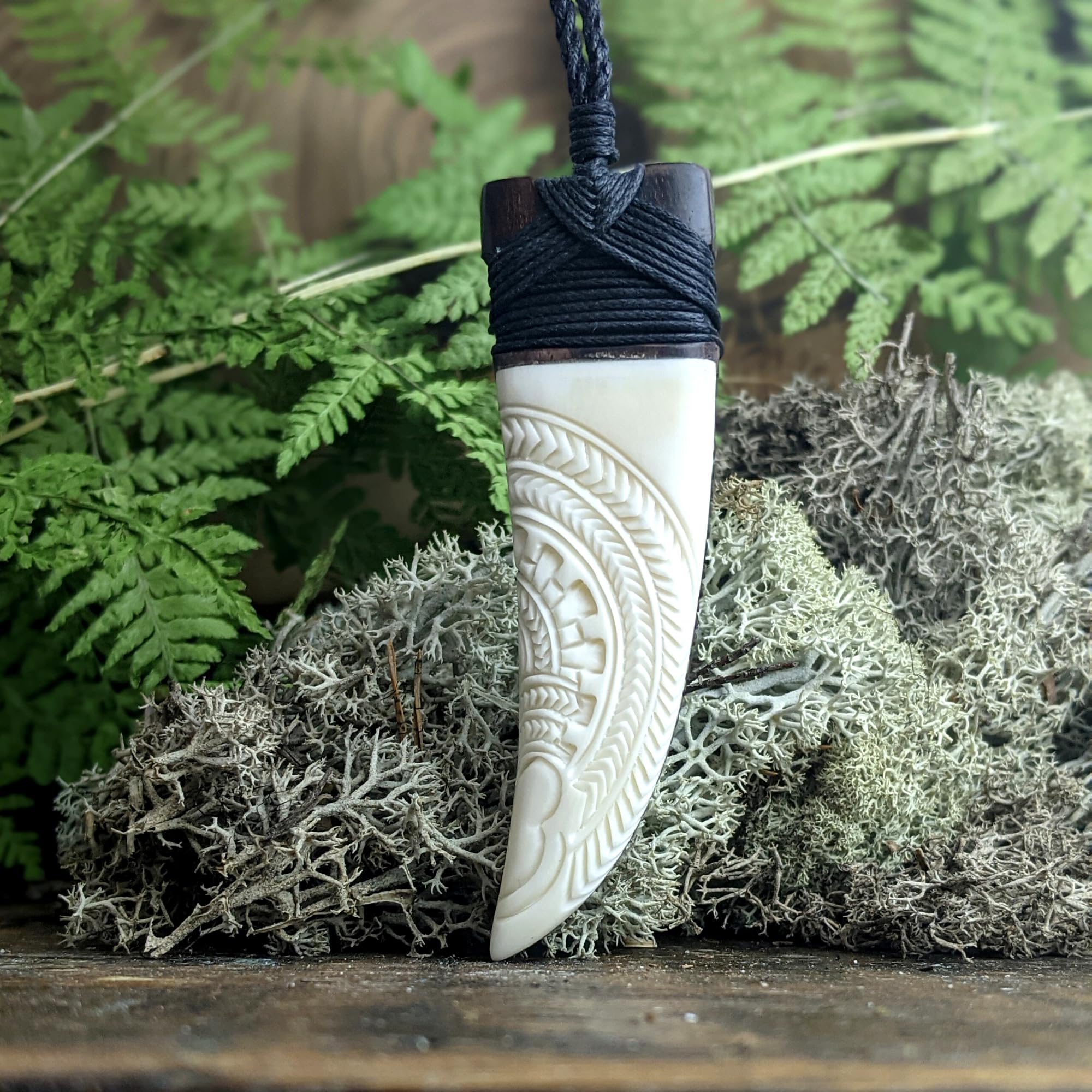 81stgeneration Colgante de Diente de Tiburón Niho Largo de Hueso y Madera Tallados con Grabado Tribal | Collar de Cordón Surfero para Hombre | Joyas Maorí para Mujer | Talismán de Madera
