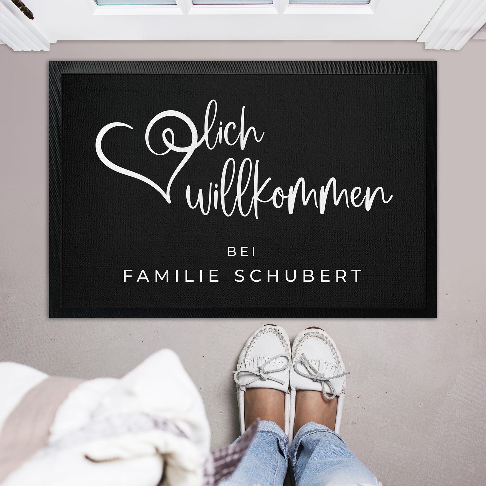 Personalisierte Fußmatte Herzlich Willkommen bis 120cm - personalisierte Türmatte Herzlich Willkommen bei Familie, Gummimatte dünn, Geschenk individuell gestaltet (90x60cm)