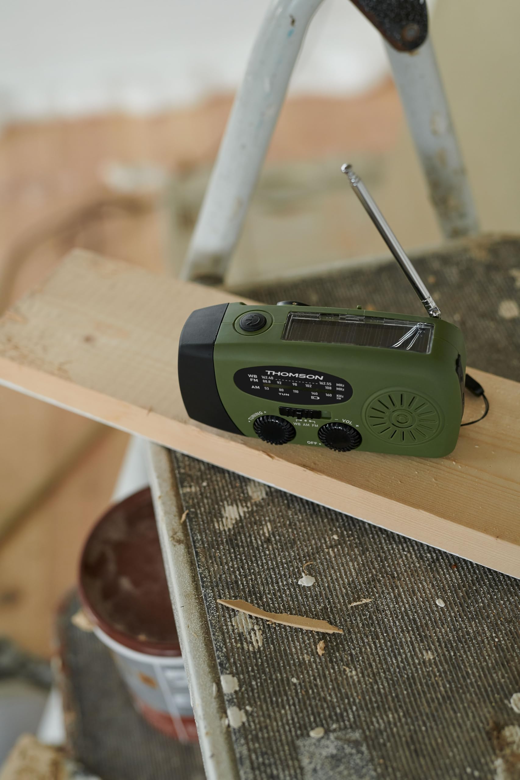 Thomson RT260 - Radio Solar de Emergencia FM/AM con Manivela, Portátil, Función Powerbank Solar 2000mAh, Linterna sin Pilas con Dinamo LED, botón SOS, Doméstica y de Camping