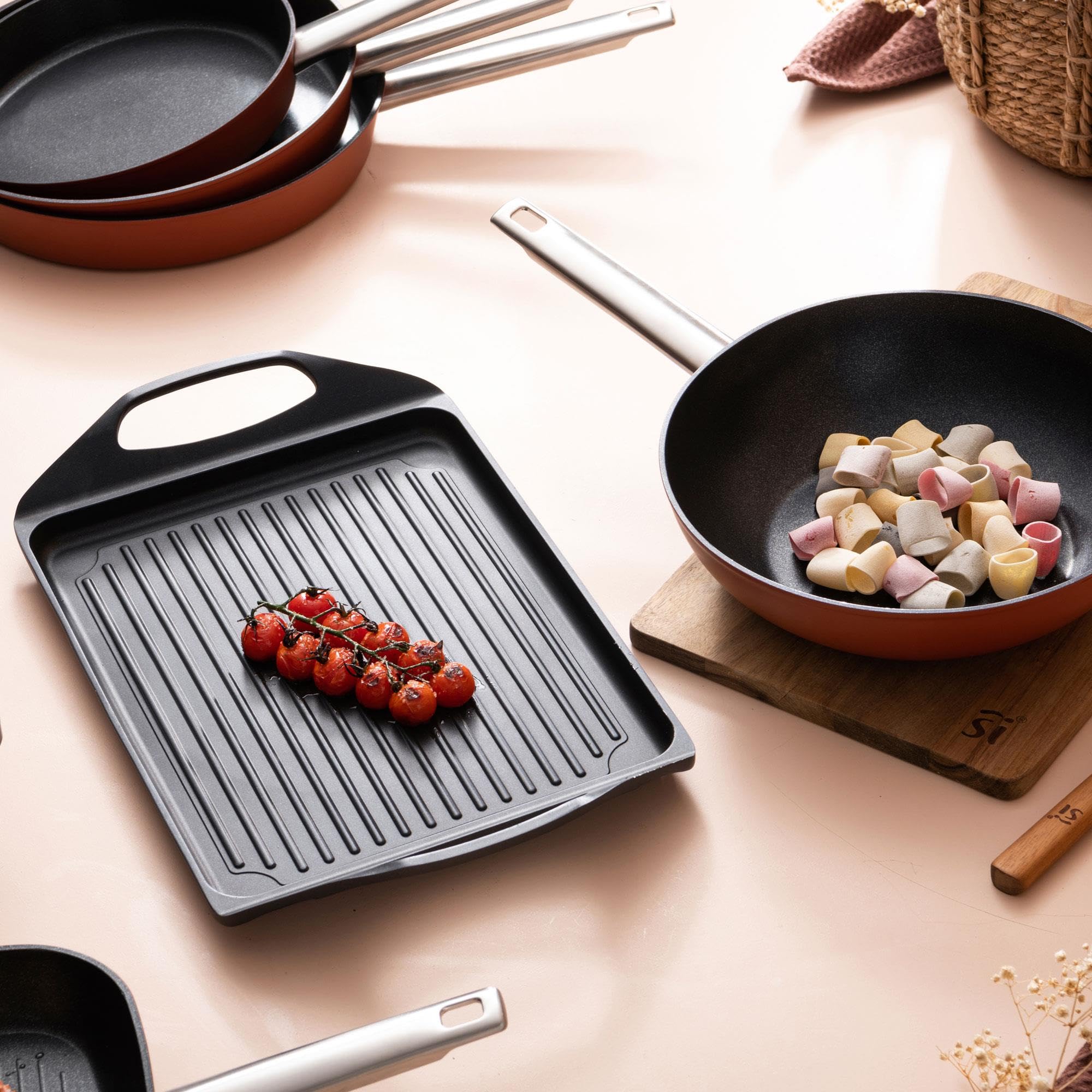 San Ignacio AGROS Pack cocina 4 Pzs - Plancha asador 34x26cm, Sartén Ø30cm, Grill cuadrado 24cm y Set 3 Utensilios de madera de acacia