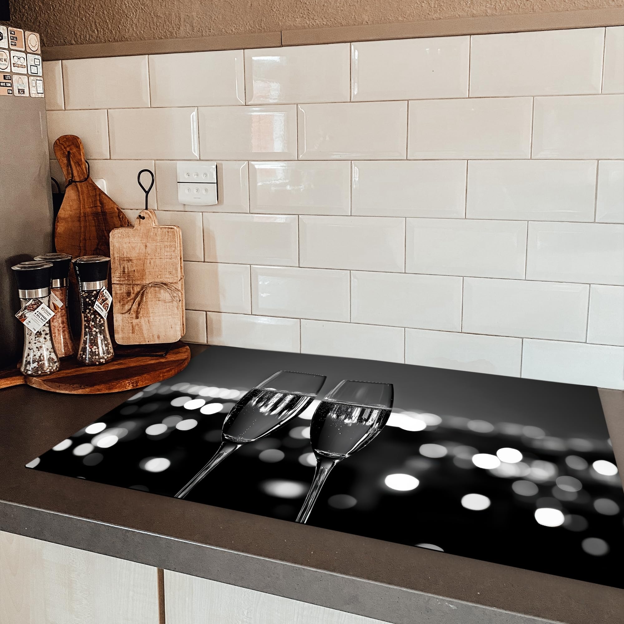 KitchenYeah© Protege Couvre Plaque De Cuisson Décoration Cuisine Tapis Protection Protecteur Induction 80x52 cm Bulles - Cheers - Coupes de Champagne - Lumières de la Ville