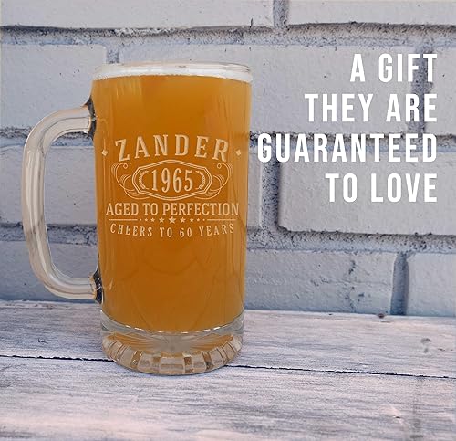Miniatura 7 de Taza de cerveza de vidrio grabada de 16 onzas vintage de 1965  Regalos de feliz cumpleaños 60 para hombres y mujeres, saludos a cumplir 60 años de