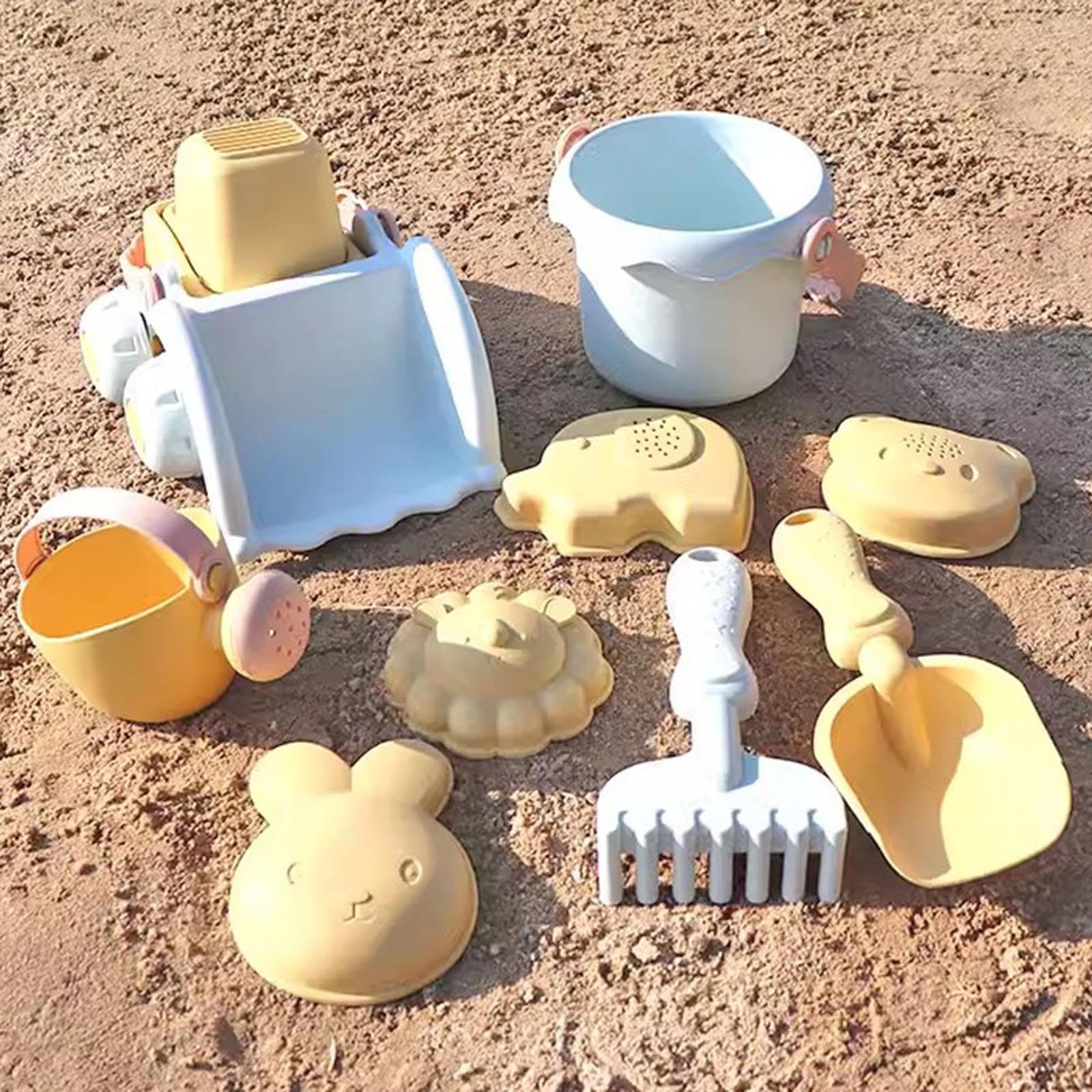 Il set di giocattoli da spiaggia e da viaggio include attrezzi coinvolgenti per i più piccoli, come carriole e autocarri con cassone ribaltabile.