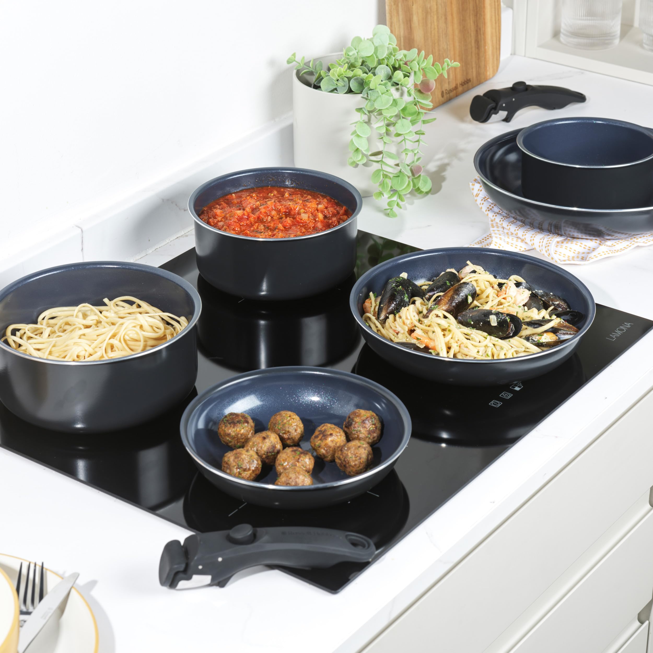 Russell Hobbs RH03321EU7 Smart Clip - Juego de ollas y sartenes de cerámica antiadherentes de 8 piezas con 2 asas desmontables, diseño apilable, sin PFAS, apto para horno de inducción, marino, azul