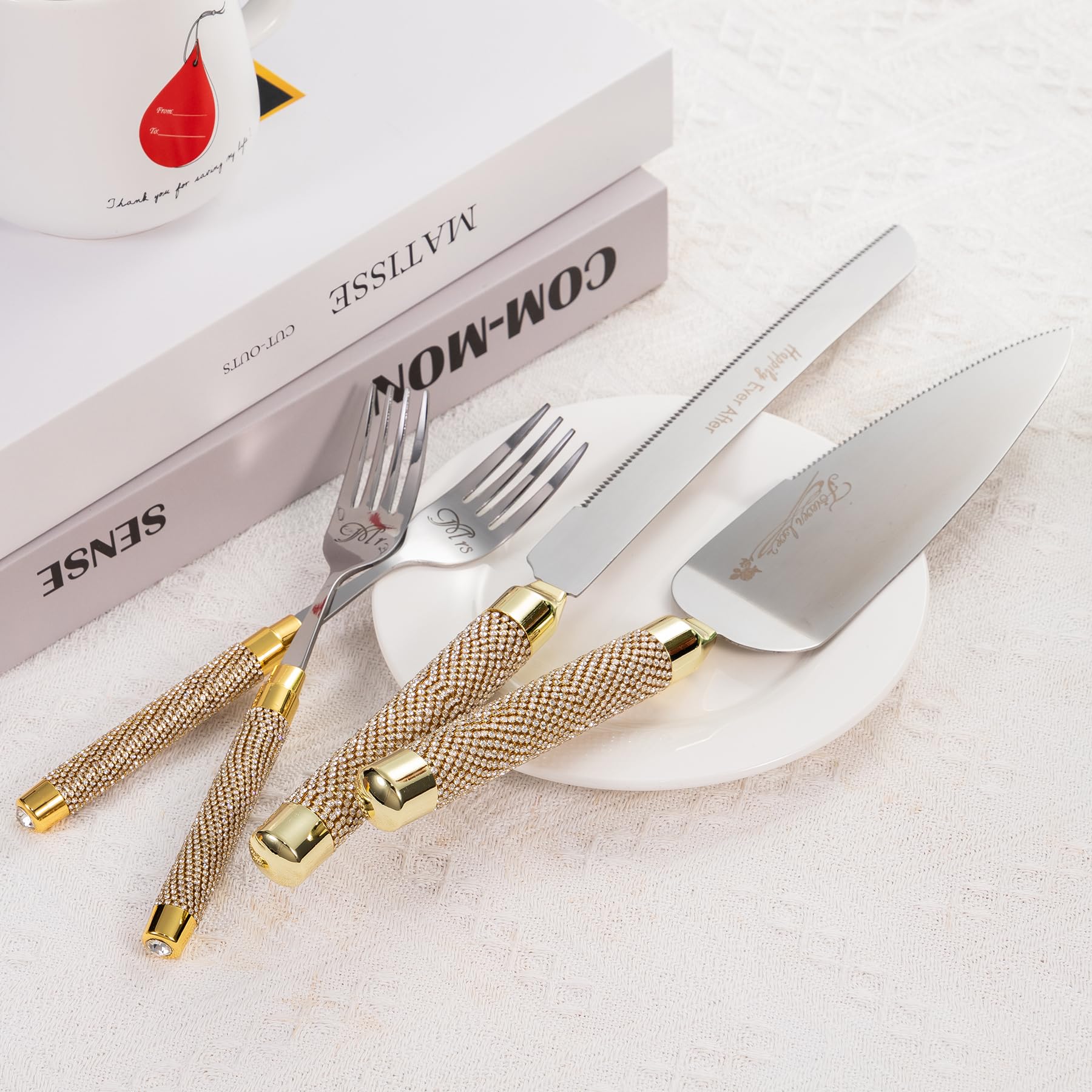 Juego de cuchillo y servidor para tartas de boda, juego de corte de pasteles para boda, 4 cortadores de pasteles y juego de tenedores para tartas de Mr and Mrs para regalos de despedida de soltera,