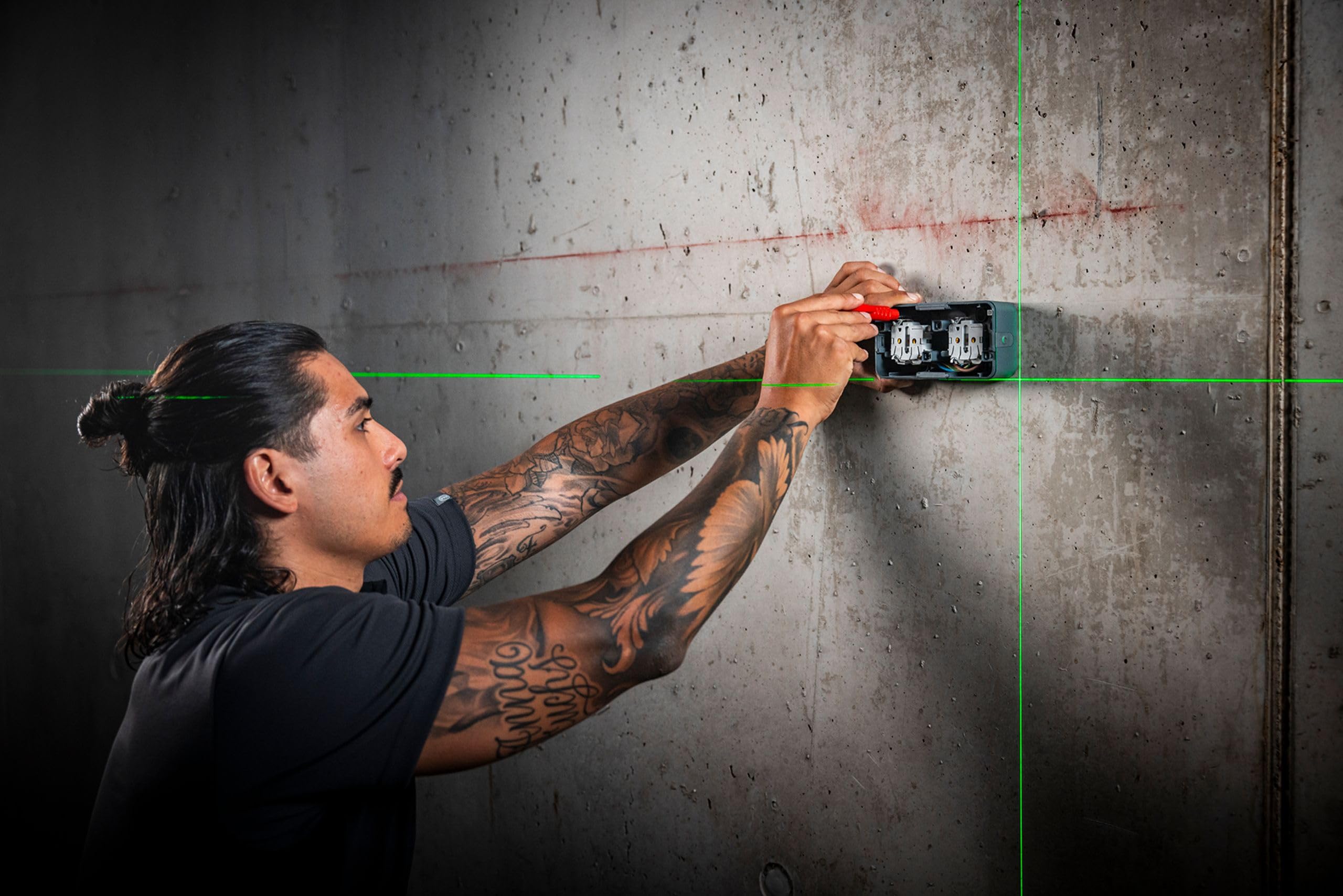 SOLA X2 GREEN Kreuzlinienlaser grün, Linienlaser für Innenausbau & Trockenbau, Laser Messgerät mit scharfen Linien, großer 170° Arbeitsbereich, 30m/80m Reichweite, Neigungsfunktion, einfache Bedienung