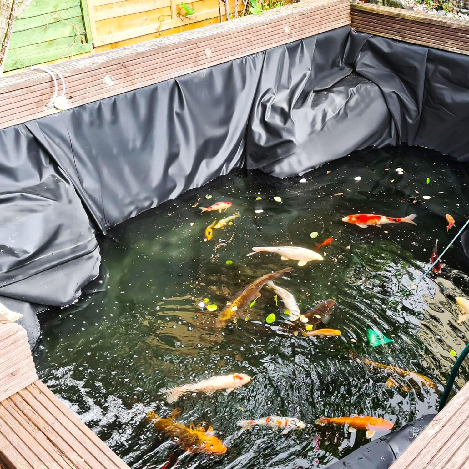 Telo Flessibile e Impermeabile per laghetto da Giardino 6x8 m - Adatto a Piccoli laghetti, fontane e Giochi d'Acqua - Disponibile nelle Misure 7x9 m e 4x6 m - Nero