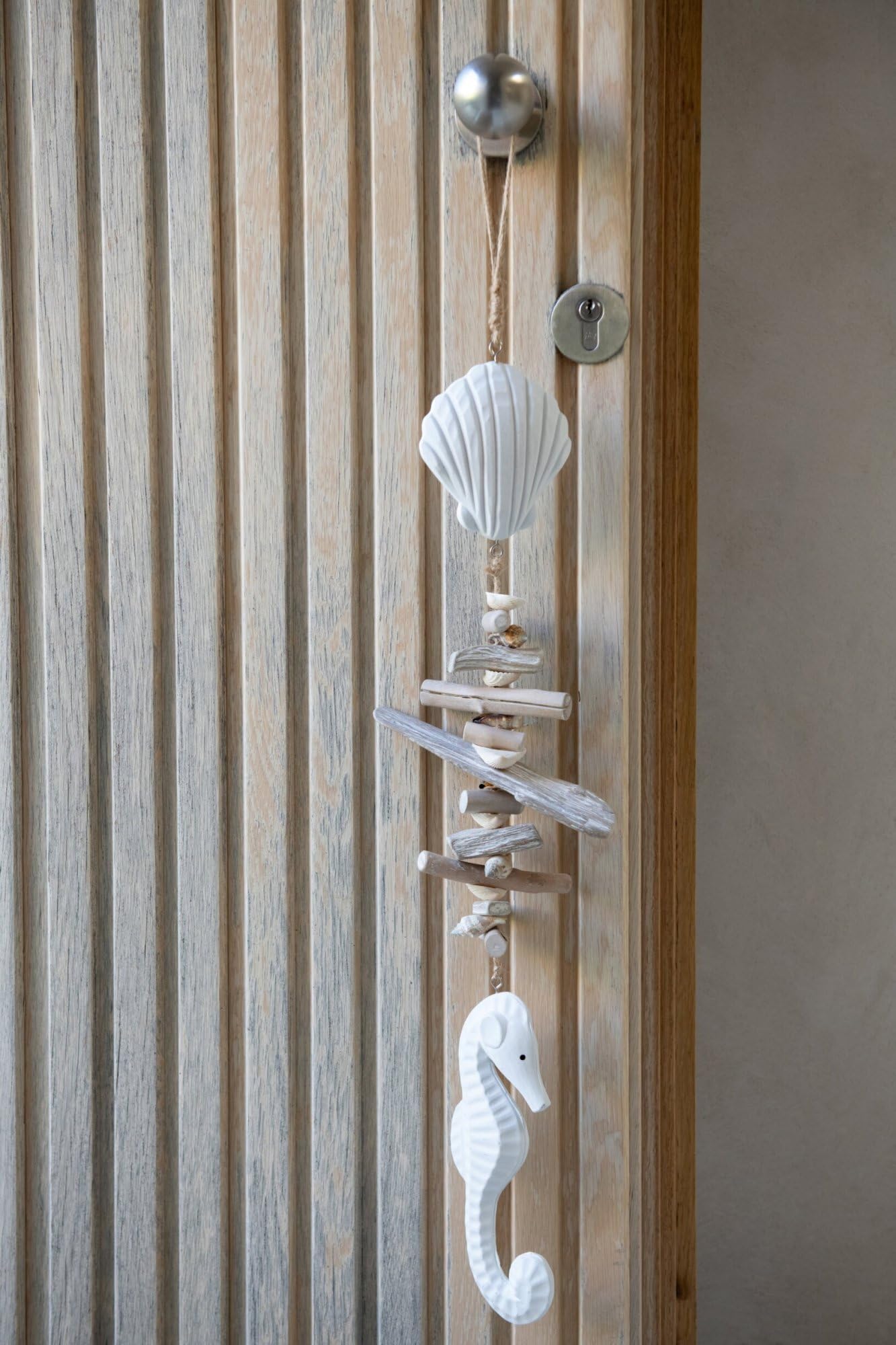 J-Line Suspension Coquillage + Hippocampe - Bois - Blanc/Naturel - 2 pièces