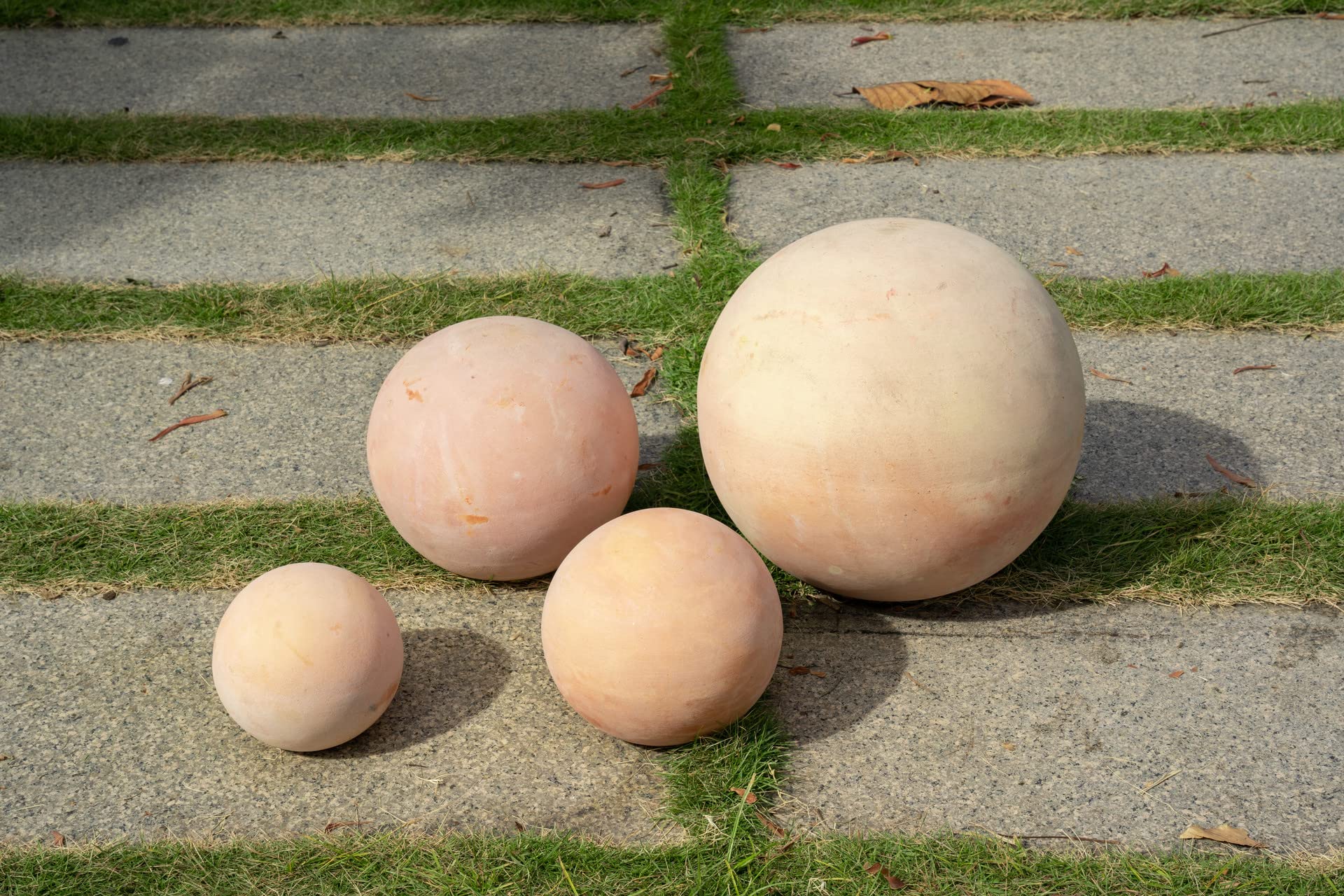 Juego de 4 Bolas Decorativas de jardín de Terracota (10 cm, 15 cm, 20 cm y 30 cm), Resistente a Las heladas y a la Intemperie, Ideal como decoración de jardín