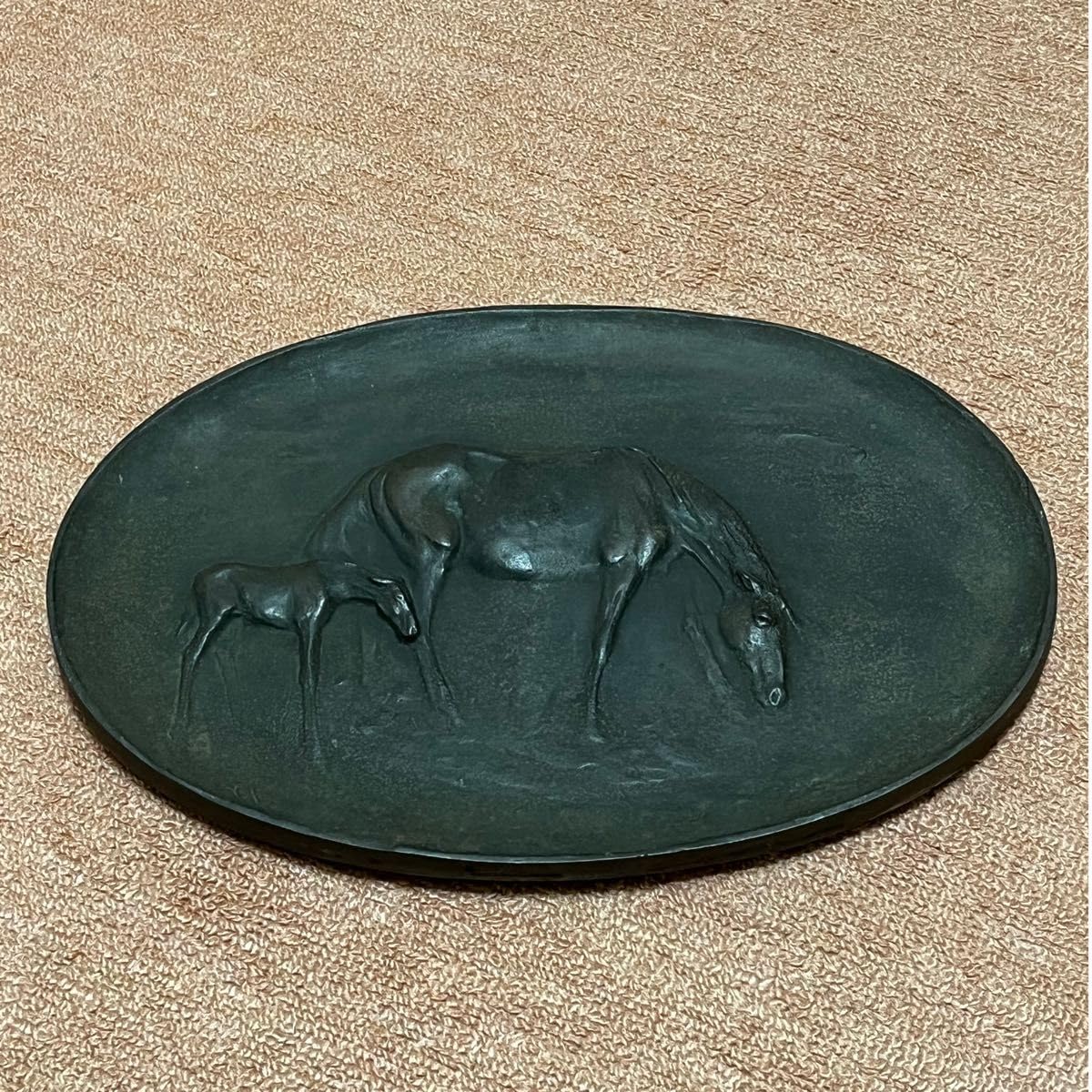 大珍品　激シブ　昭和レトロ　鉄製　館林競馬場竣工記念のレリーフ　昭和8年11月 Amazon.co.jp: 大珍品 激シブ 昭和レトロ 鉄製 館林競馬場竣工