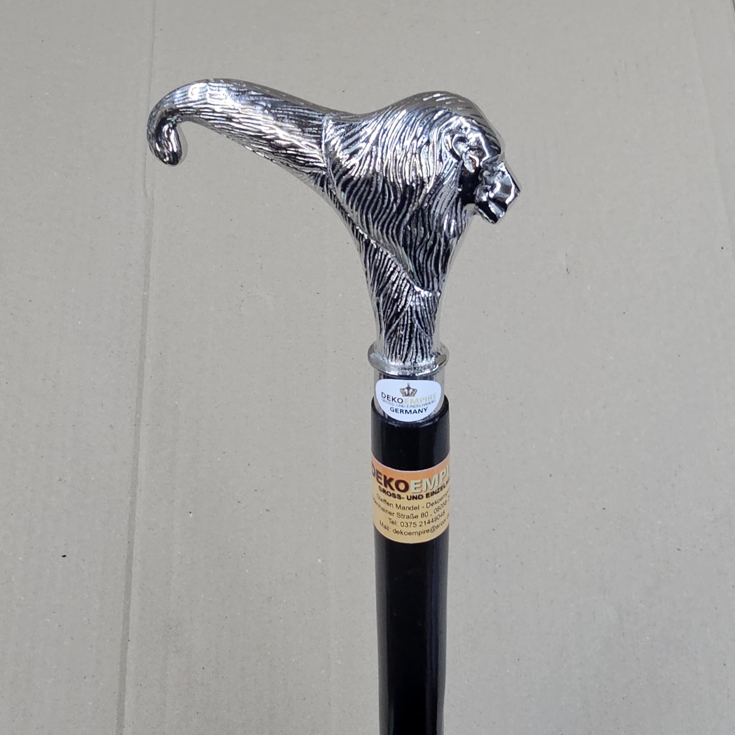 Elegancka dekoracyjna drewniana laska, laska ze srebrnym metalowym uchwytem 95 cm długości i wadze 550 g. Z wytrzymałą, antypoślizgową gumową rączką lew