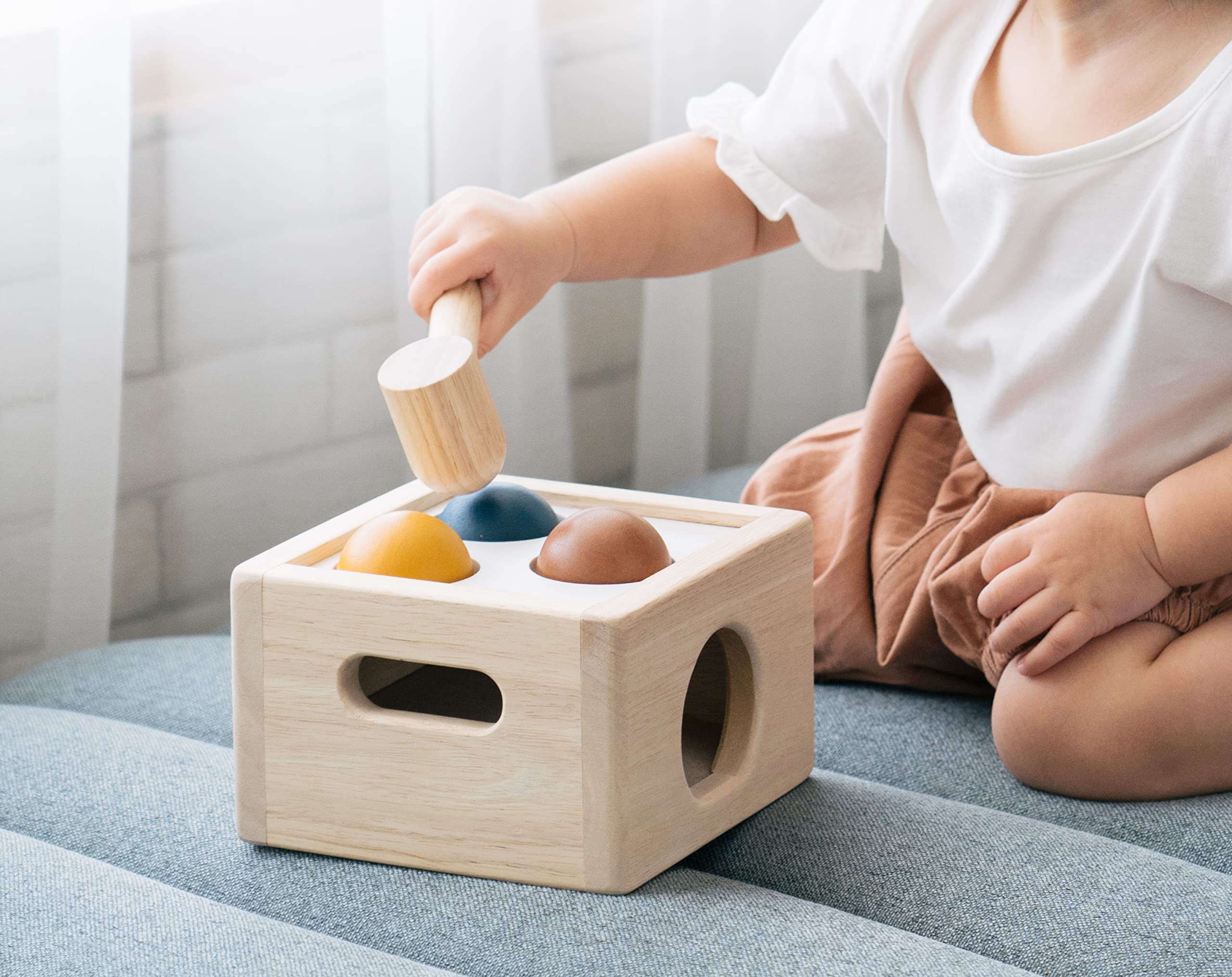 Plan Toys – Box mit 3 Bällen Schlagspiel – Holzspielzeug zum Hämmern – PT5472
